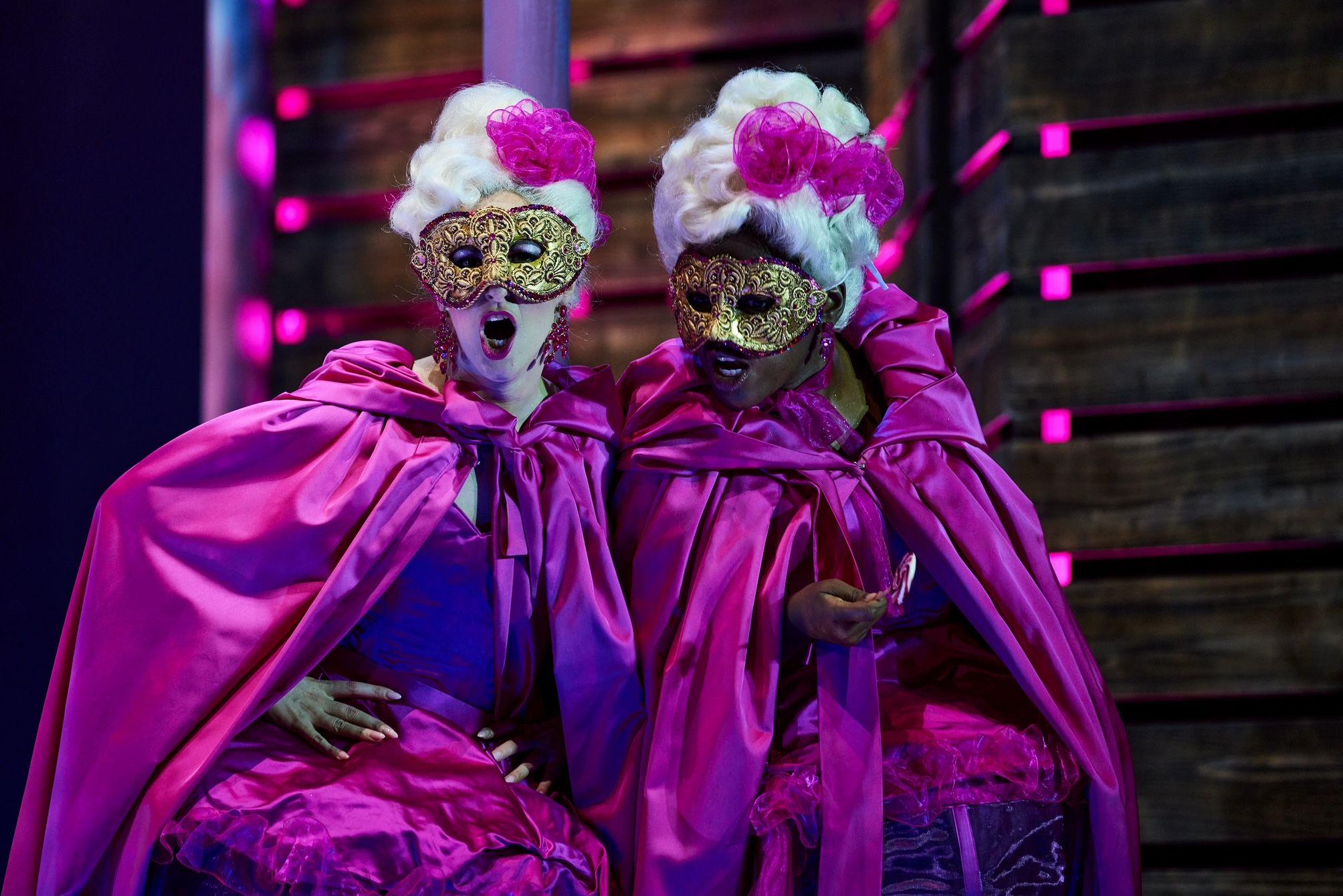 Dues protagonistes, als assajos d'Una nit a Venècia. Dues protagonistes, als assajos d'Una nit a Venècia.