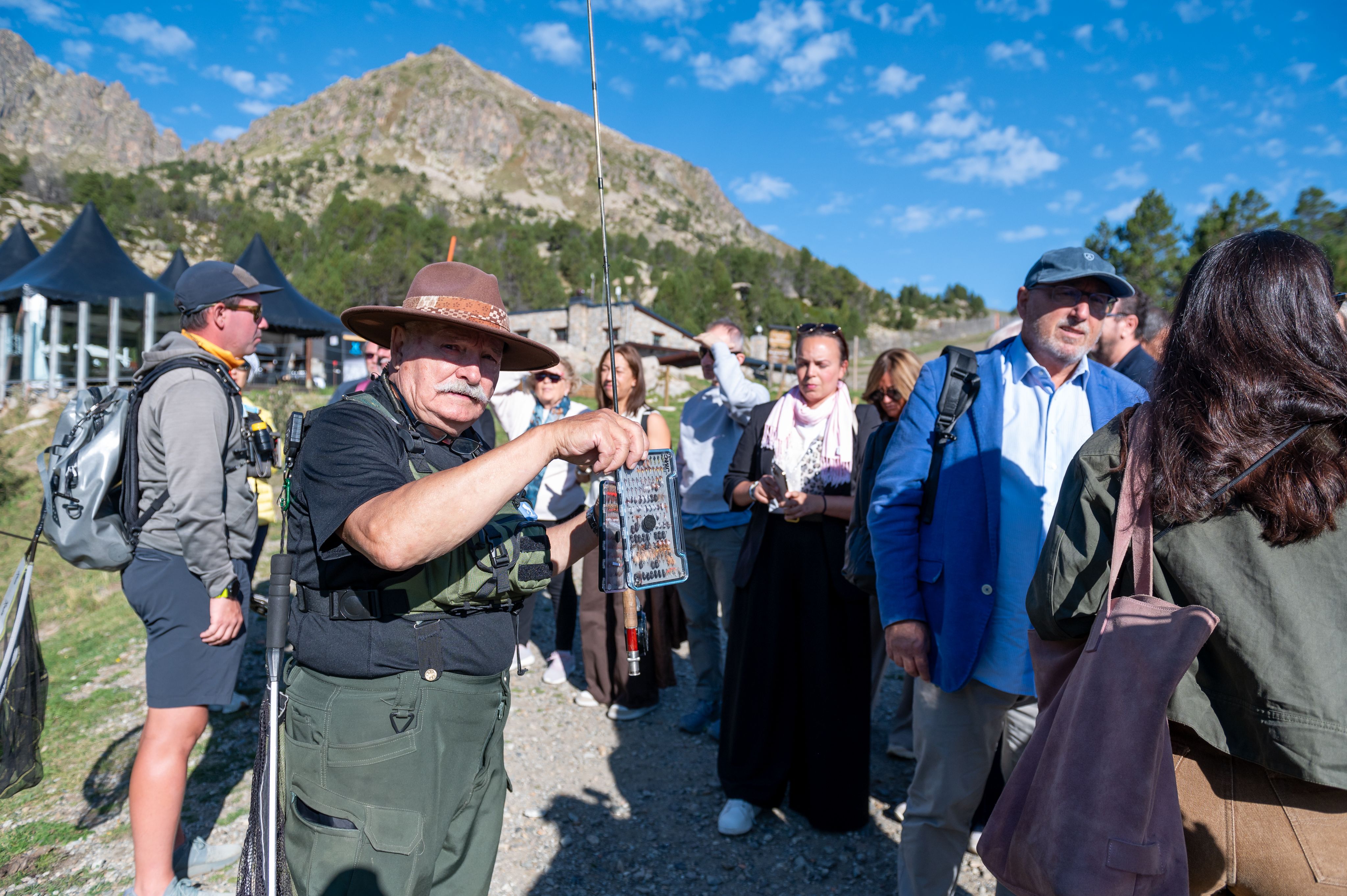 Un pescador, mostrant els seus arpons als xefs en qüestió. Un pescador, mostrant els seus arpons als xefs en qüestió.