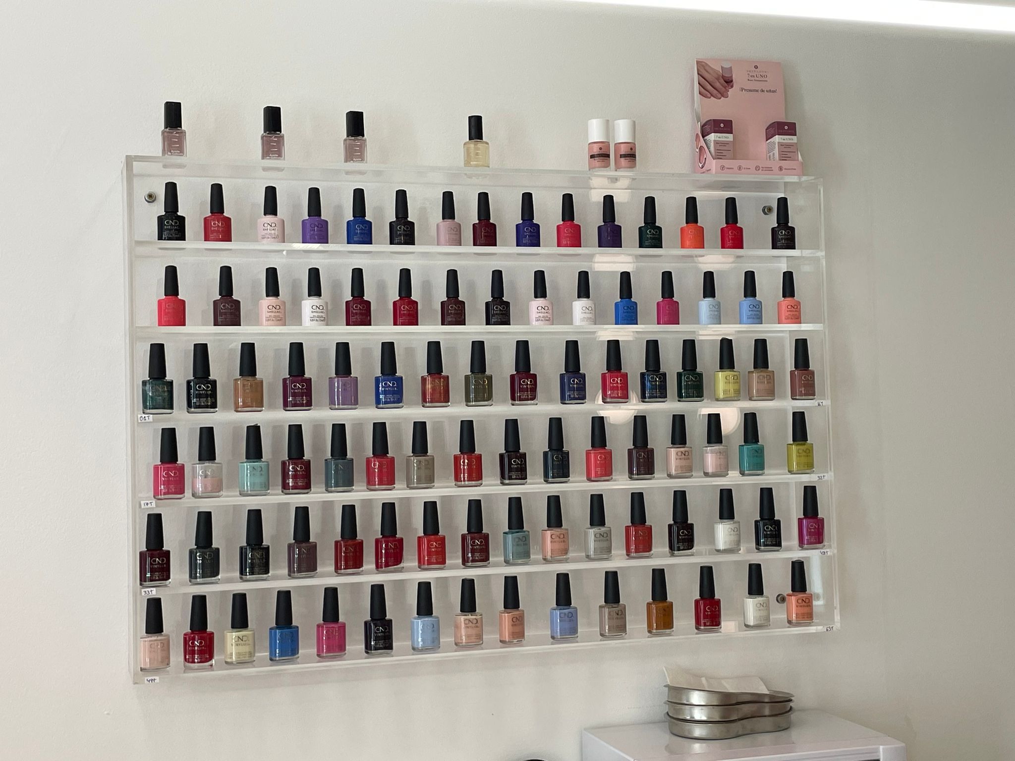 Un mostrador amb esmalts.