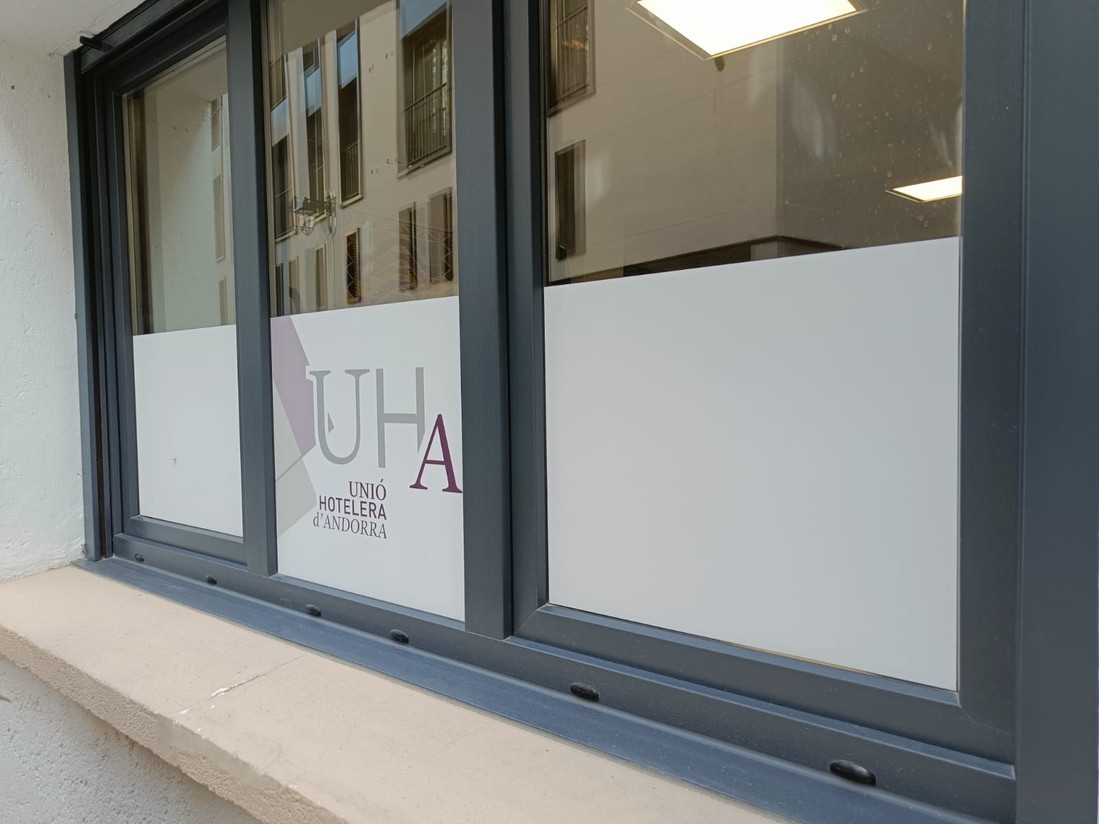 Una finestra dels locals de la Unió Hotelera. Una finestra dels locals de la Unió Hotelera.
