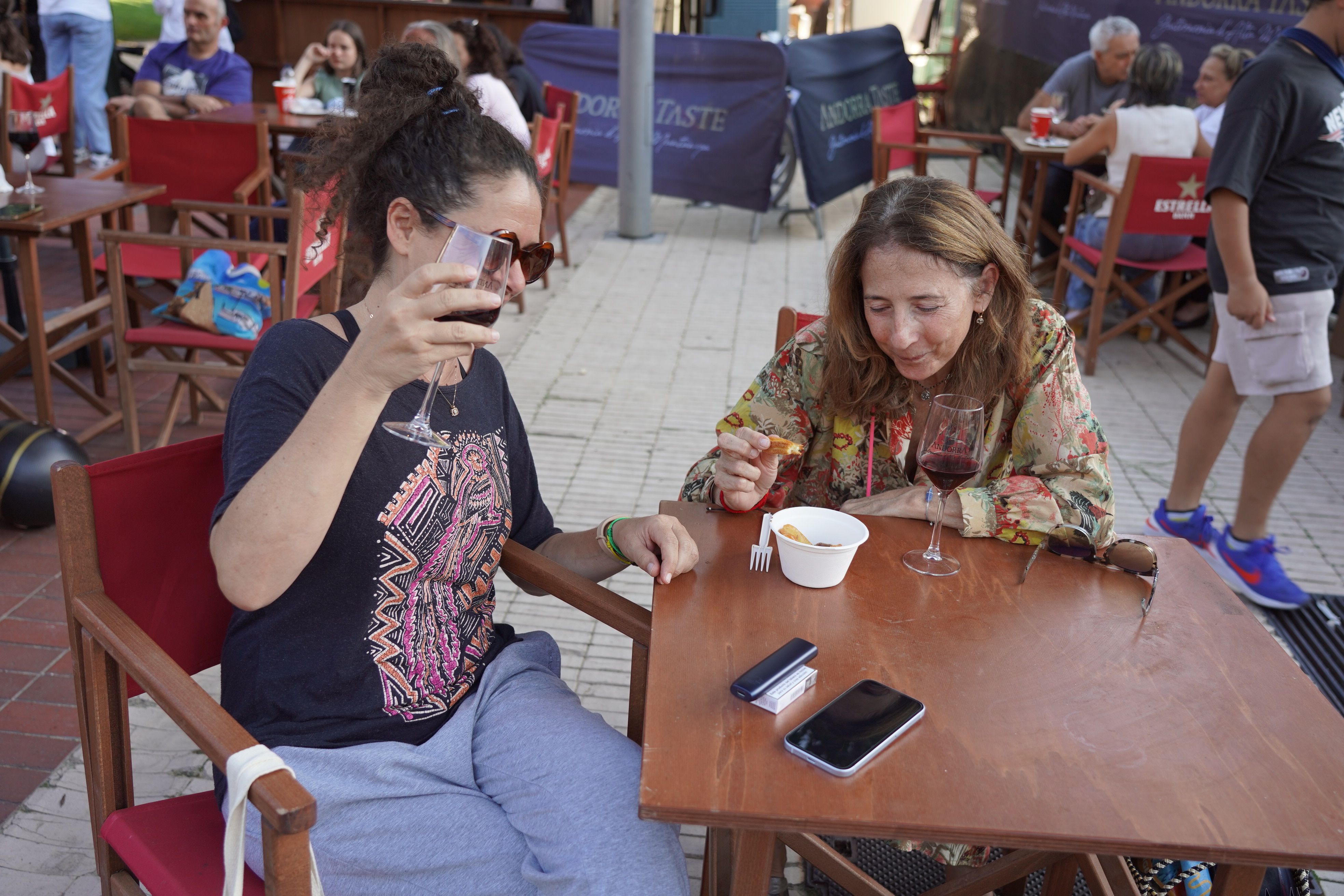 Dues dones proven un dels plats.