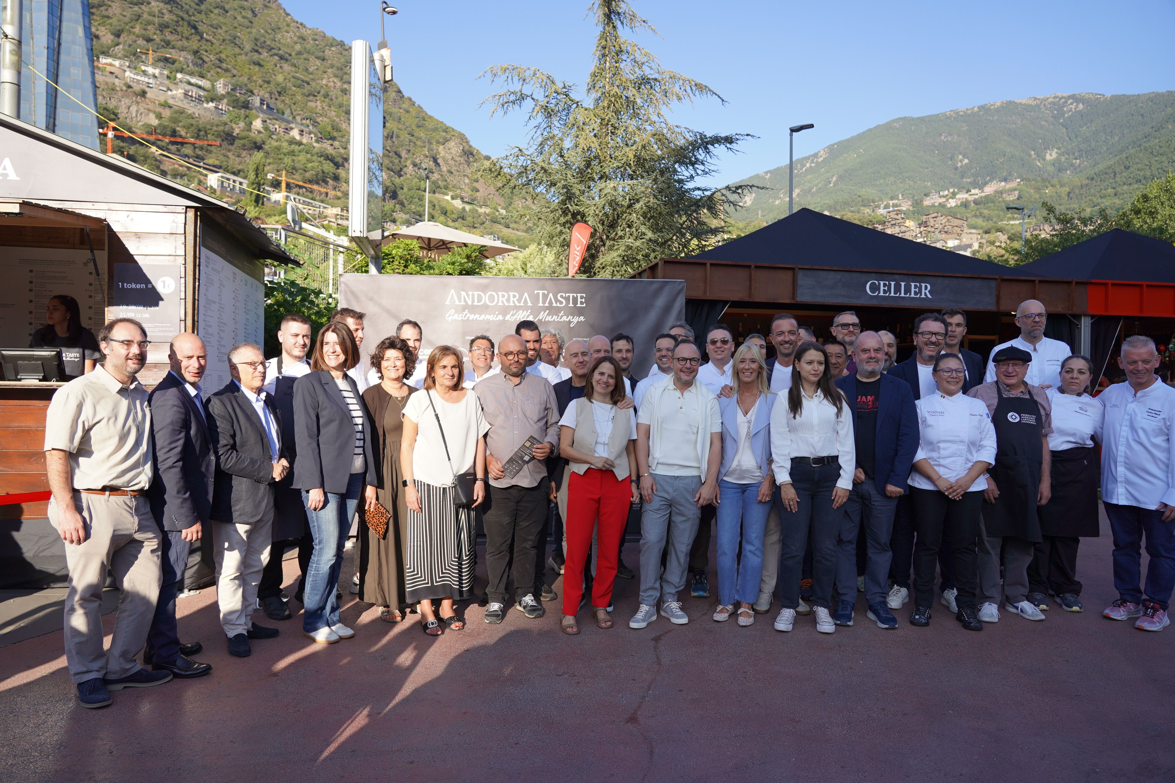 Foto de família amb cuiners i autoritats.