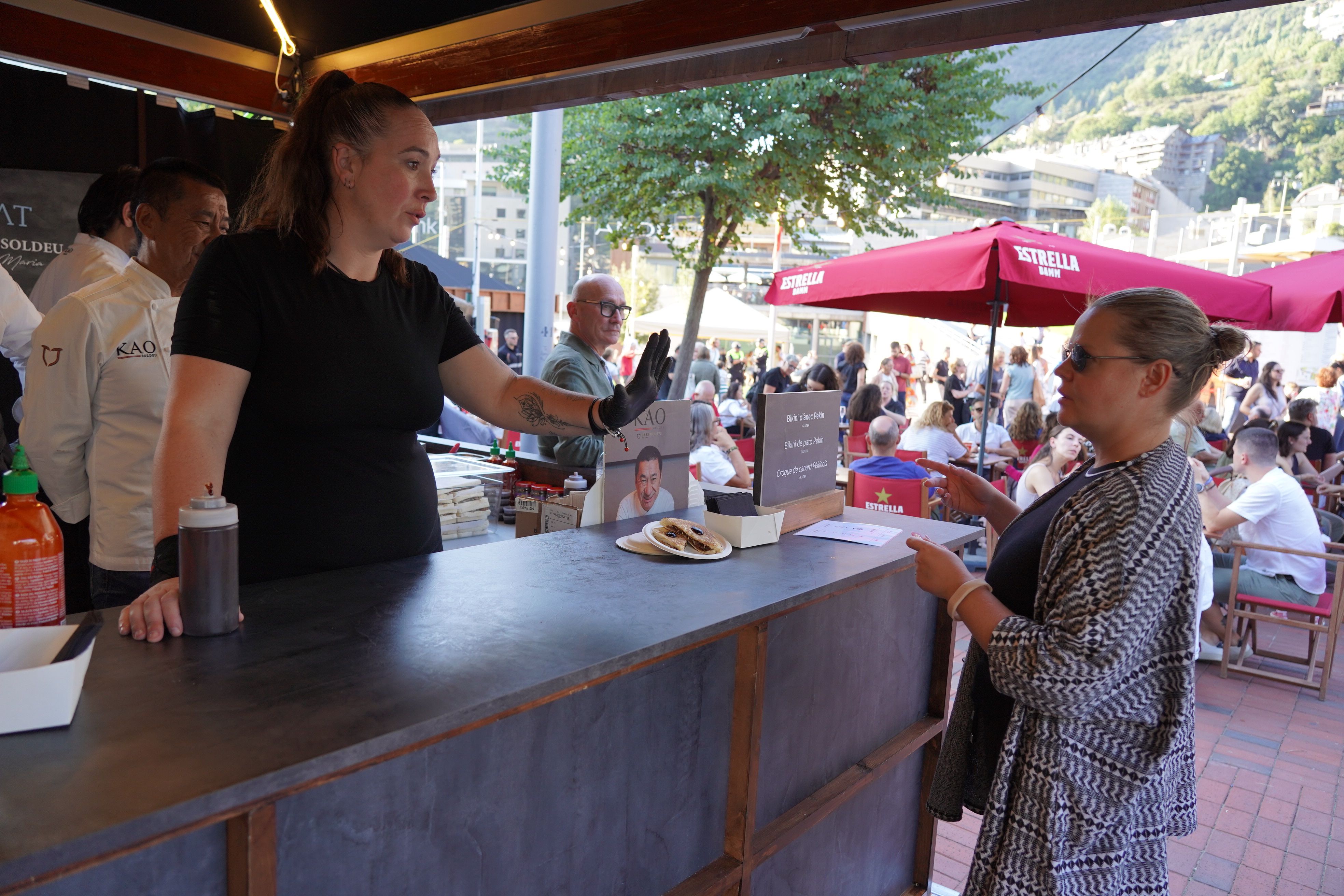 Un dels cuiners explica el plat proposat.