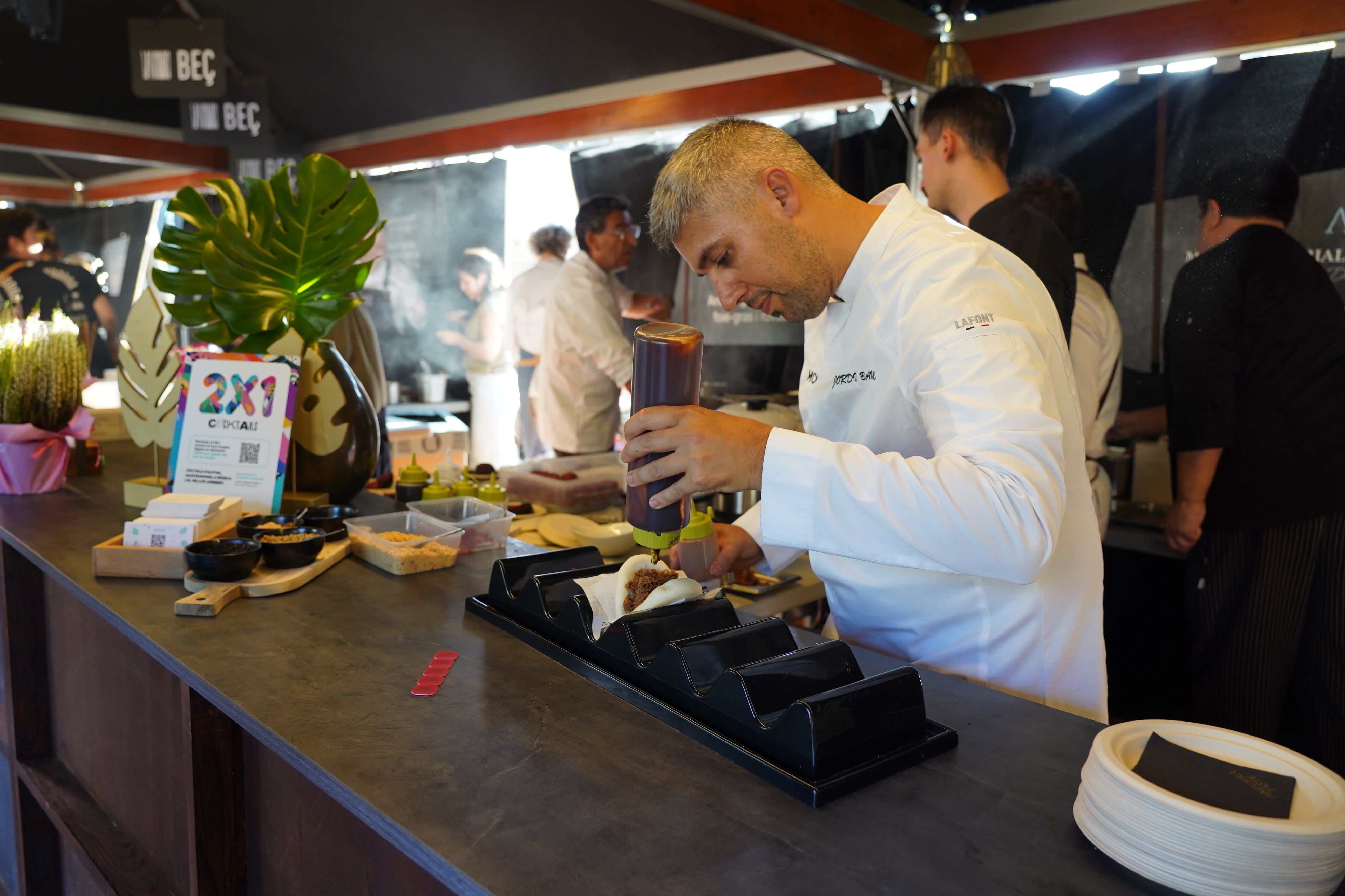 Un cuiner en plena feina.