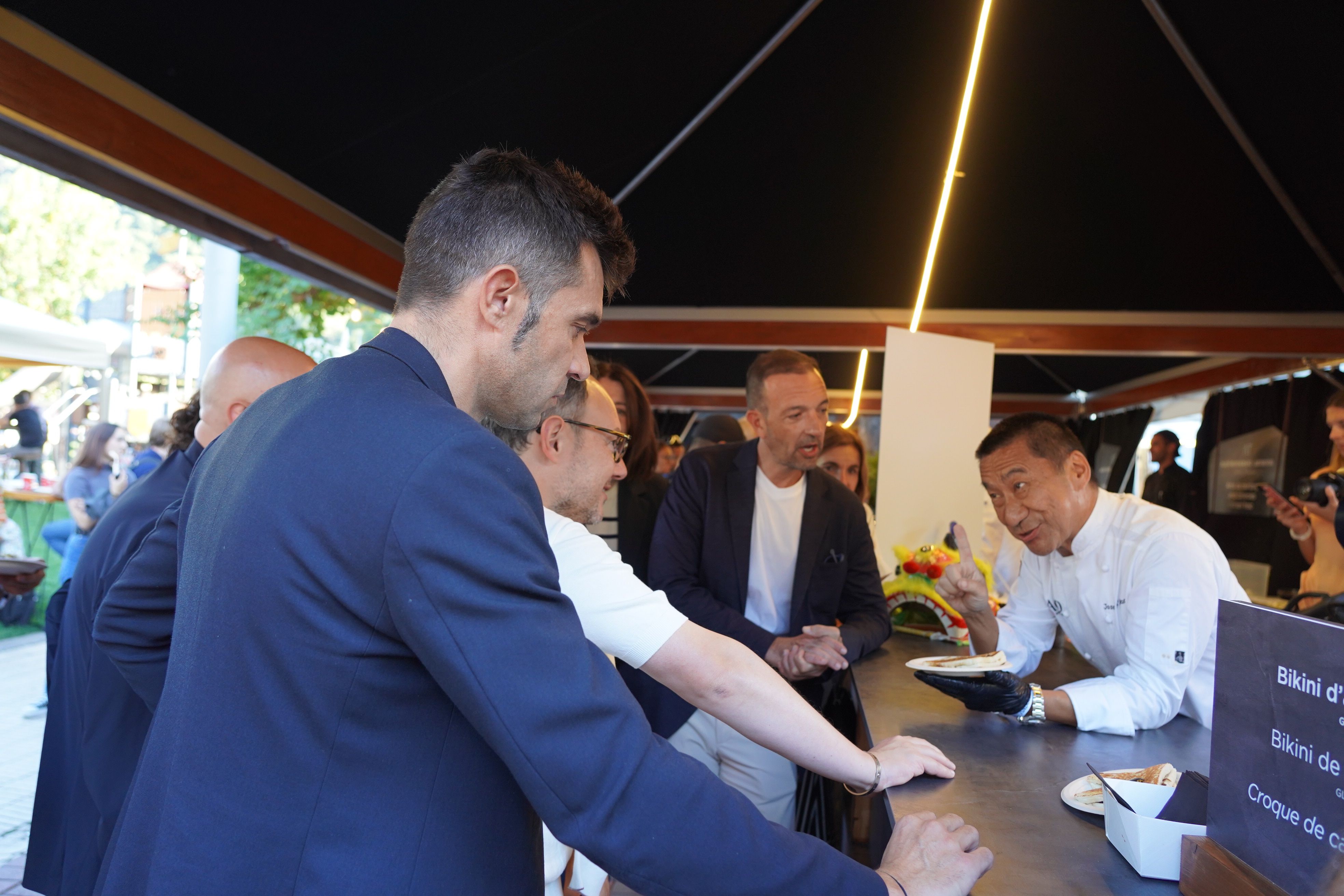 Un dels cuiners explica la proposta a les autoritats.