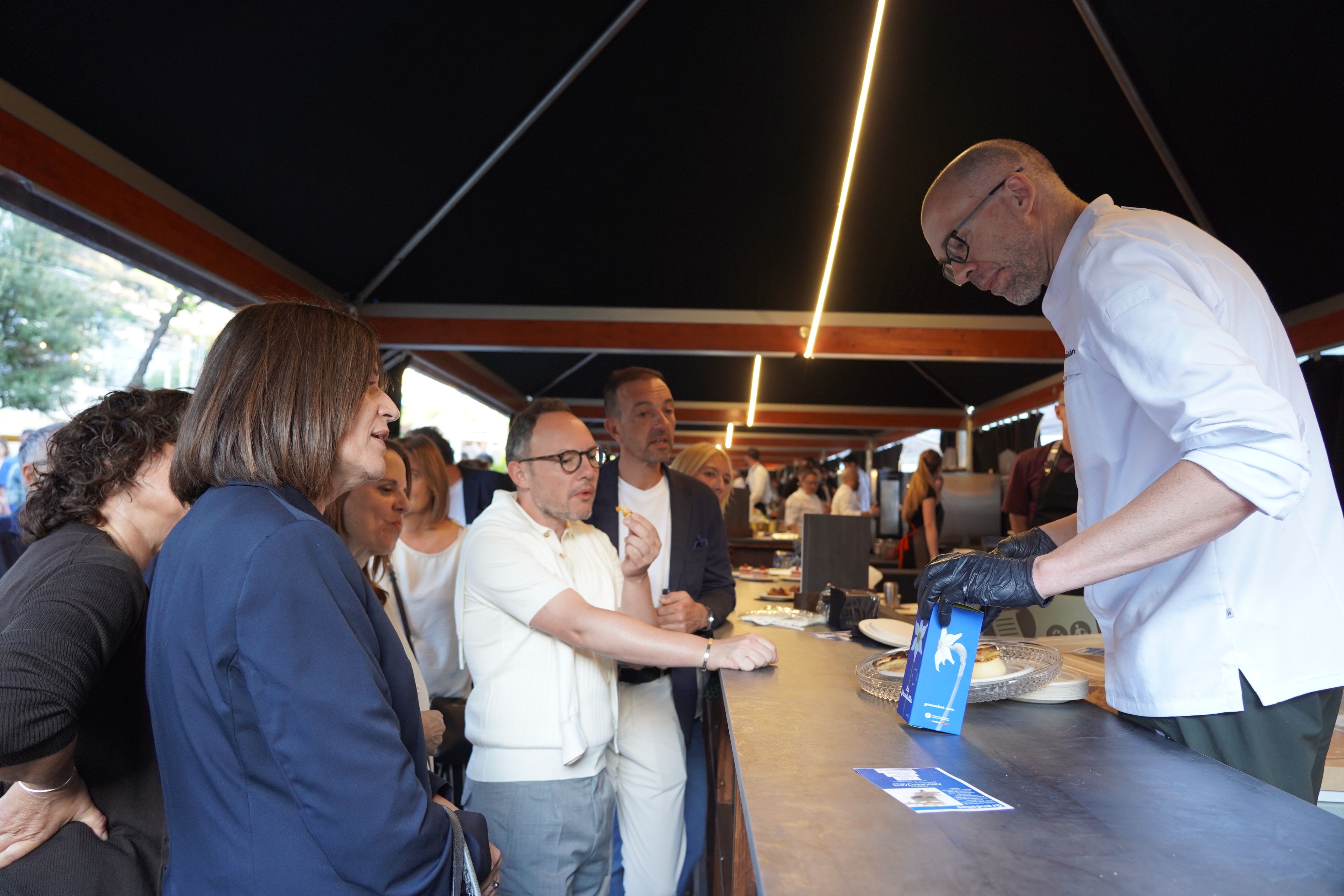 Espot tasta una de les propostes dolces de l'esdeveniment.