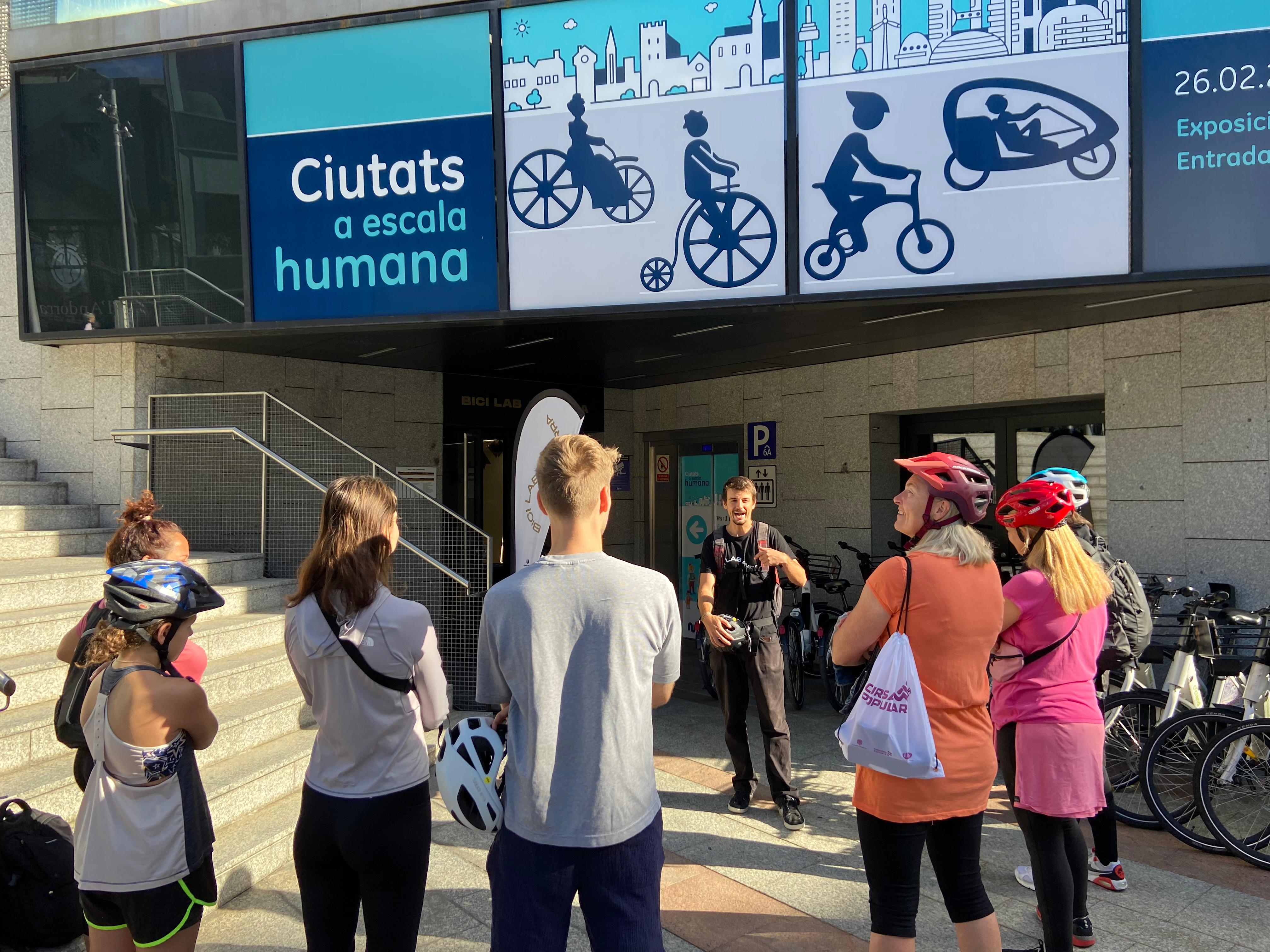 L'Arnau, explicant als participants la ruta per la parròquia. L'Arnau, explicant als participants la ruta per la parròquia.