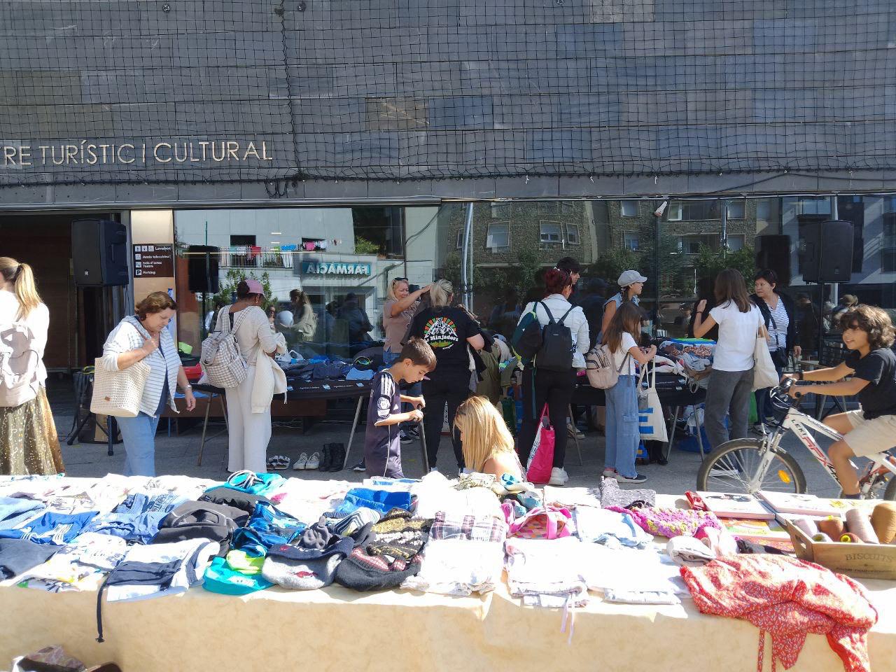 Els més curiosos, remenant entre les parades del Qui Té Qui Vol. Els més curiosos, remenant entre les parades del Qui Té Qui Vol.