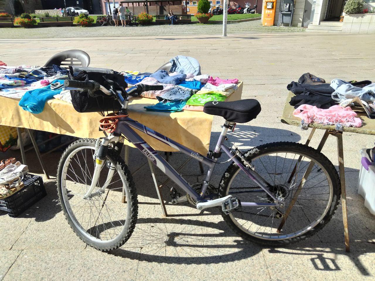 Una bicicleta de segona mà, en una paradeta. Una bicicleta de segona mà, en una paradeta.
