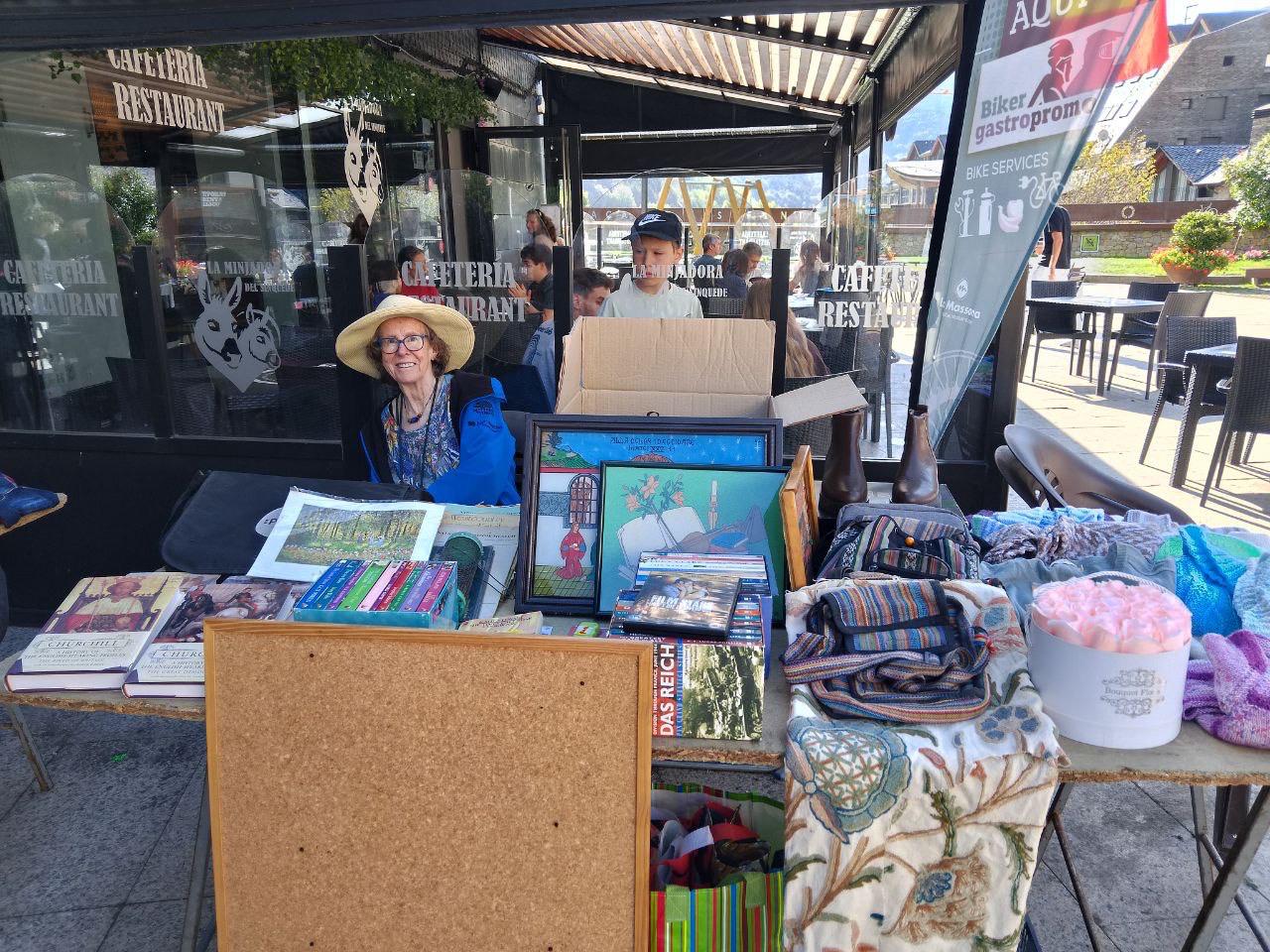 Quadres, llibres i molta varietat d'articles. Quadres, llibres i molta varietat d'articles.