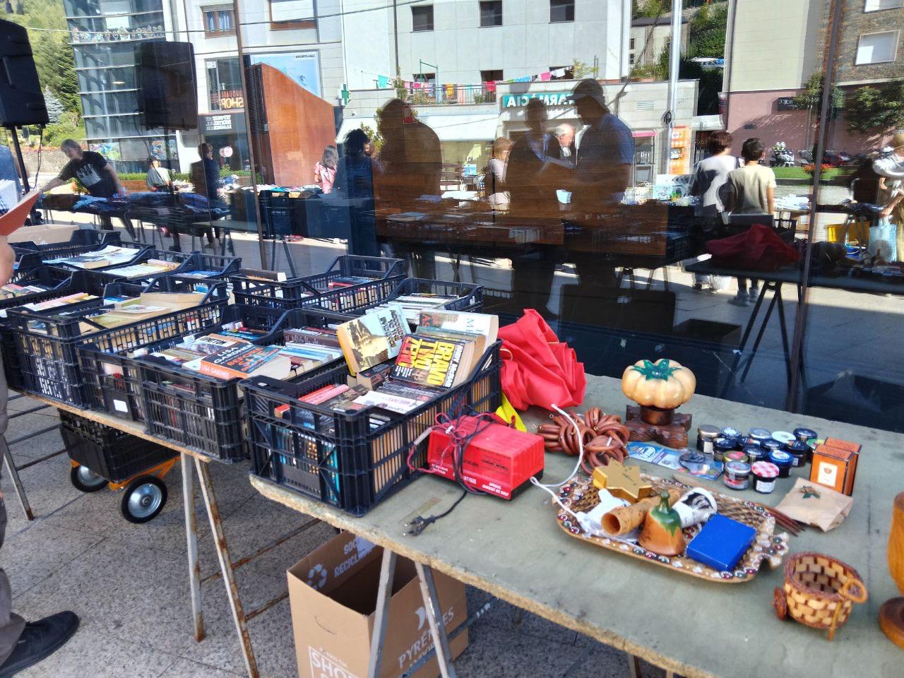 Els més fanàtics de la literatura tenen caixes per desendreçar. Els més fanàtics de la literatura tenen caixes per desendreçar.