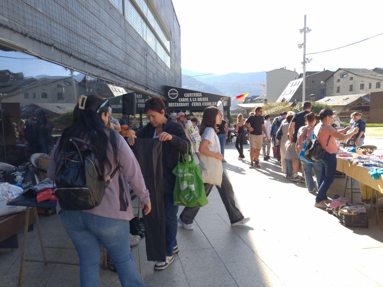 Bona afluència a mig matí al mercat Qui Té Qui Vol. Bona afluència a mig matí al mercat Qui Té Qui Vol.