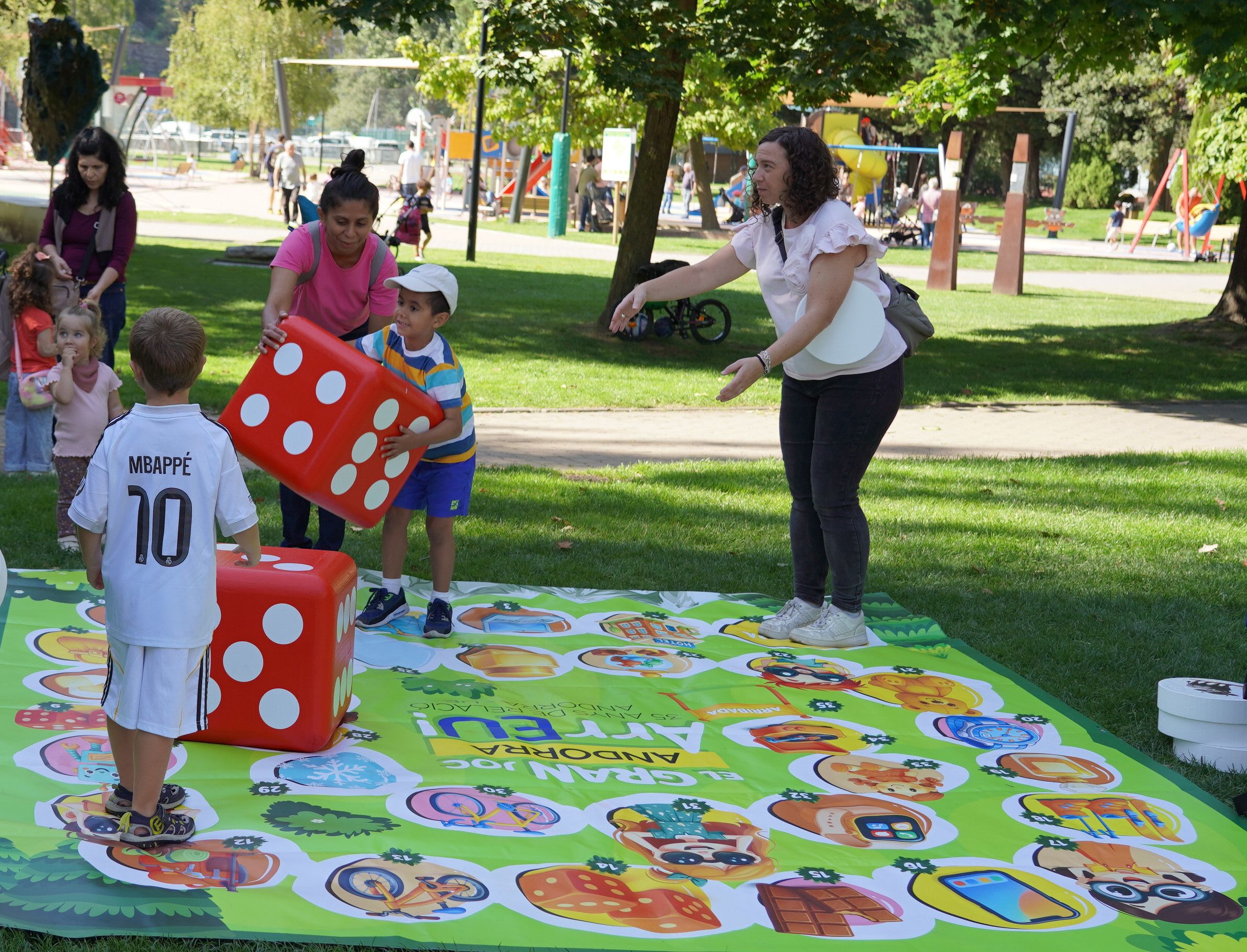 Dos nens jugant al joc de l'oca. Dos nens jugant al joc de l'oca.