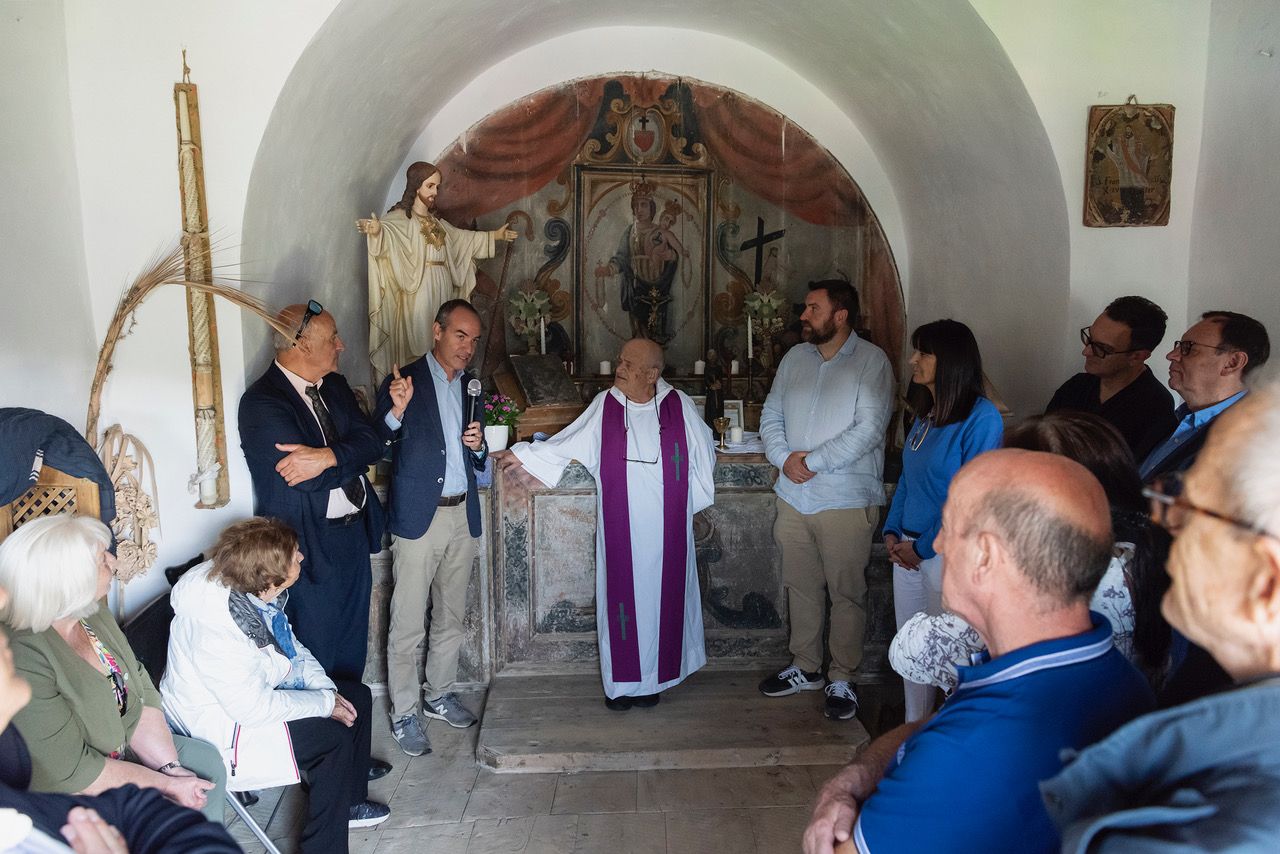 El cònsol Jordi Alcobé, a l'interior de la capella amb el micròfon. El cònsol Jordi Alcobé, a l'interior de la capella amb el micròfon.
