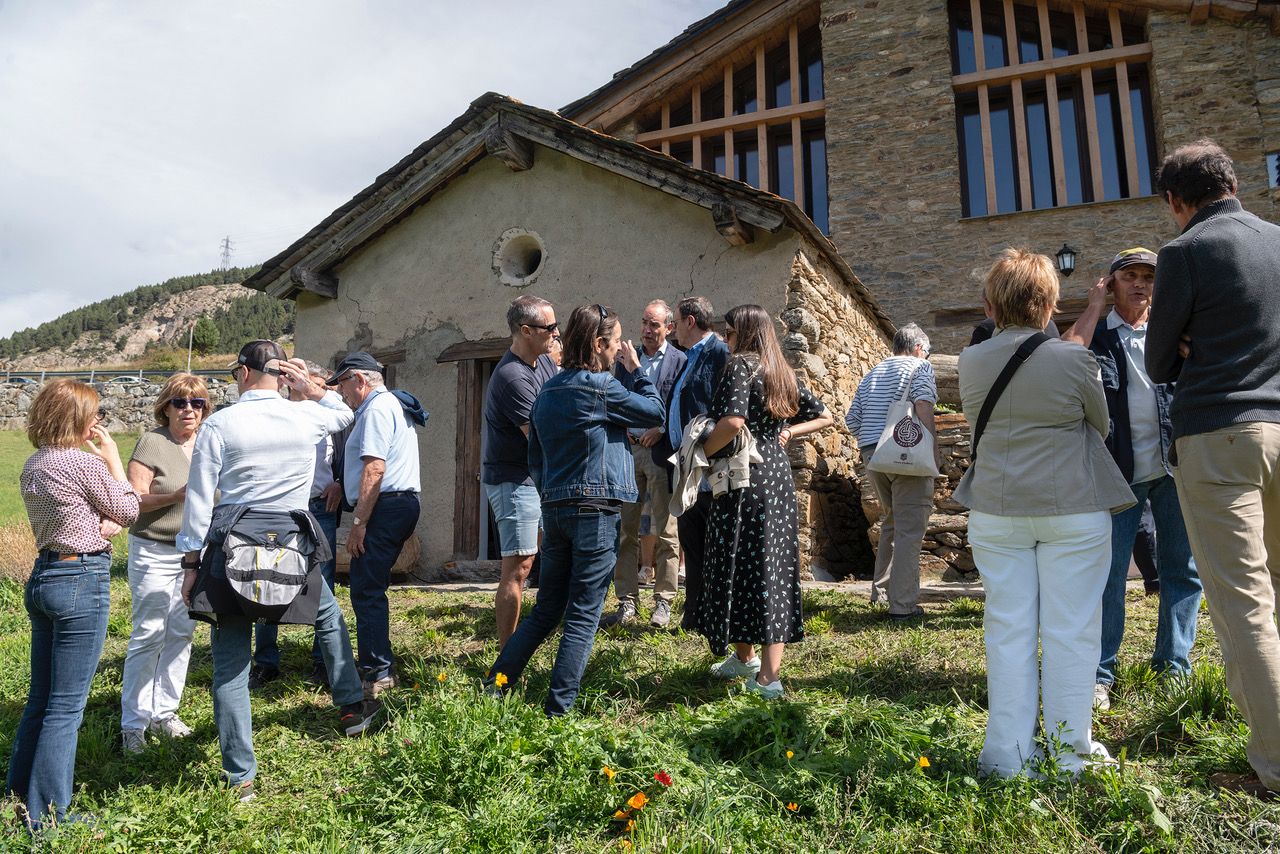 Veïns de Canillo que s'han apropat a la capella d'El Forn. Veïns de Canillo que s'han apropat a la capella d'El Forn.