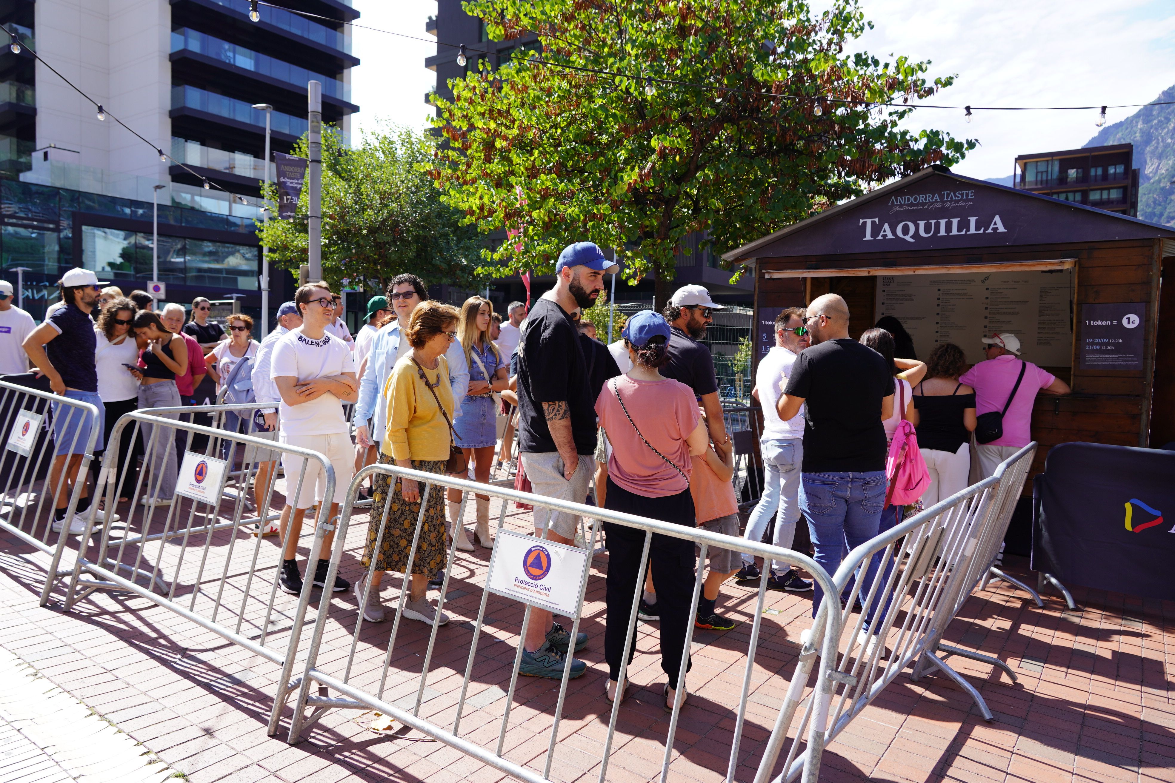 Cues per comprar els tokens. Cues per comprar els tokens.