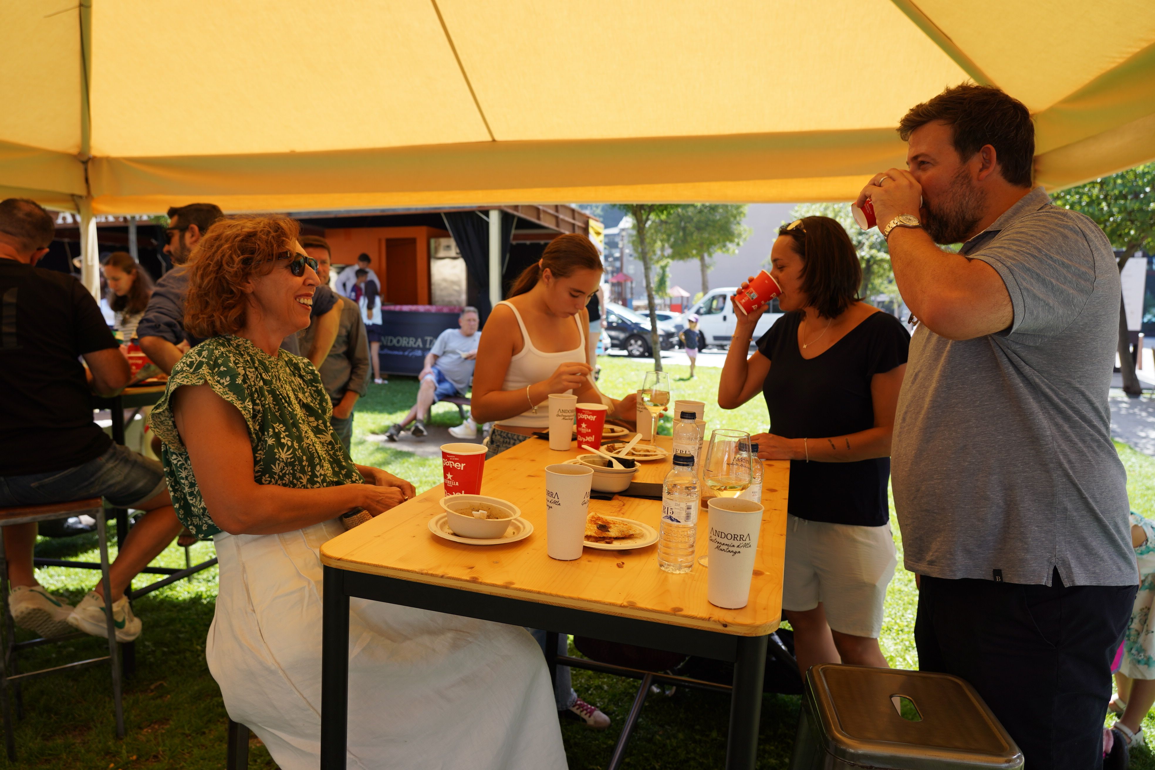 Visitants gaudint dels dinars. Visitants gaudint dels dinars.