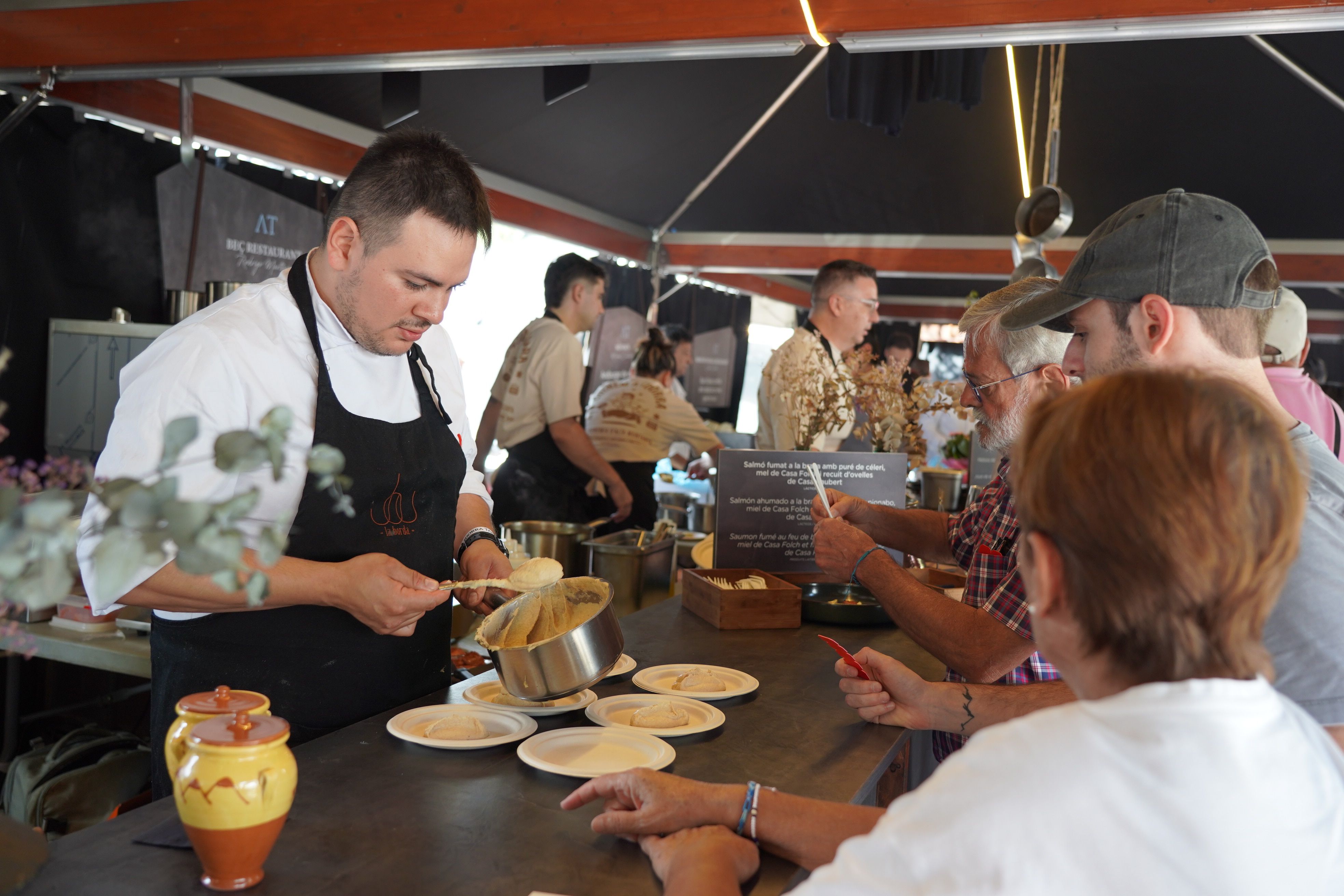 Cuiners preparant algunes de les racions. Cuiners preparant algunes de les racions.