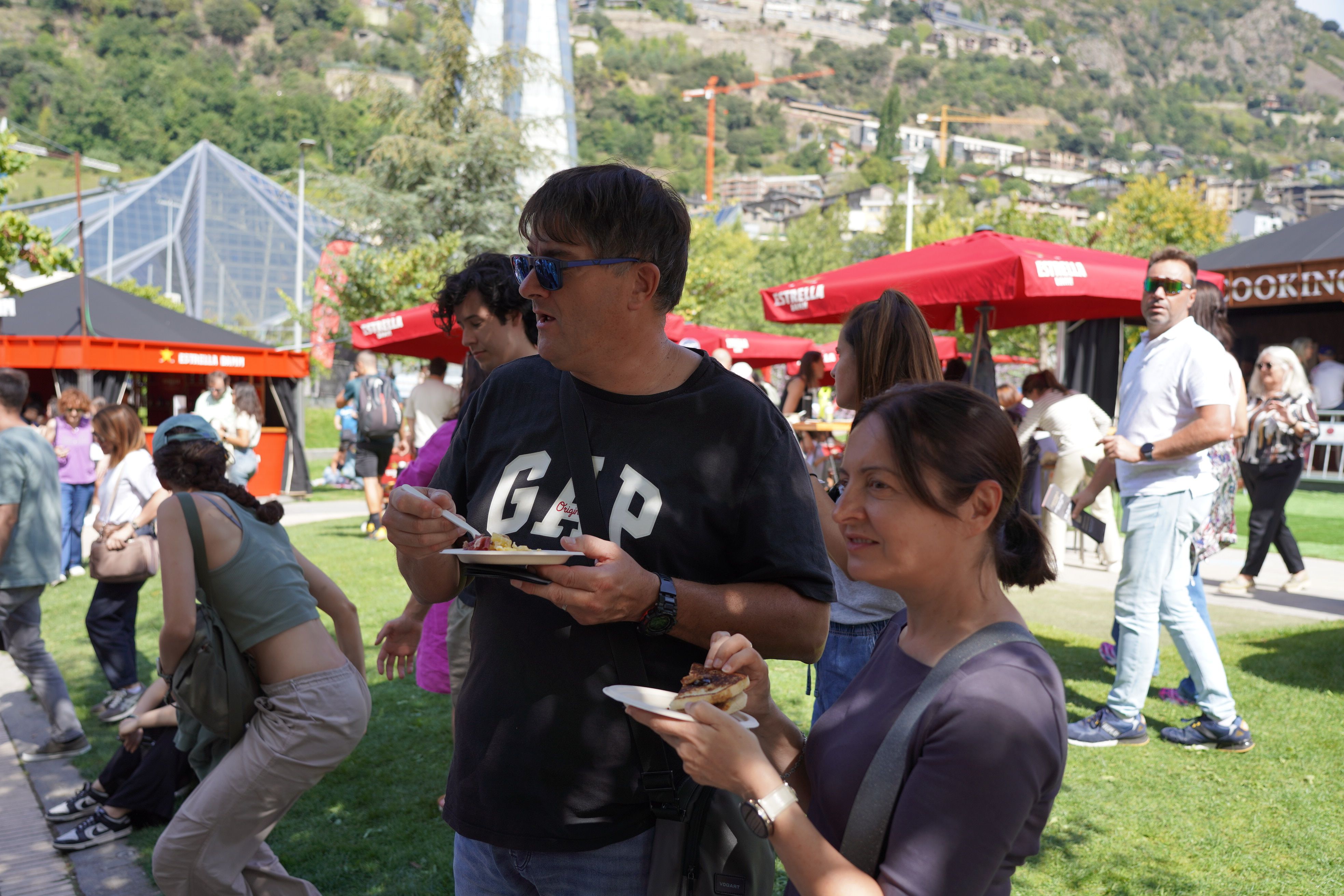 Dues persones amb els plats. Dues persones amb els plats.