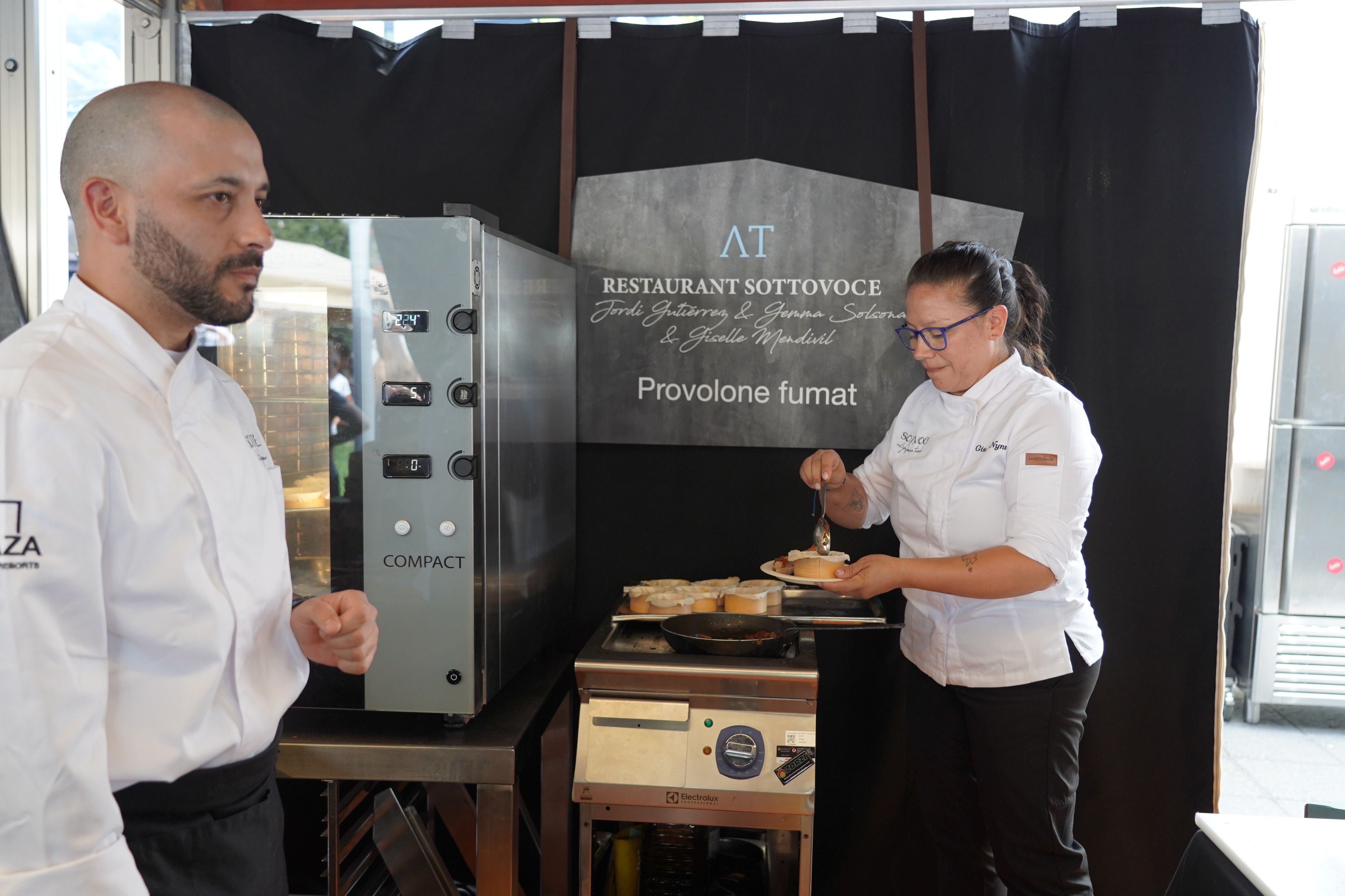 Els cuiners del Sottovoce preparen el seu provolone. Els cuiners del Sottovoce preparen el seu provolone.