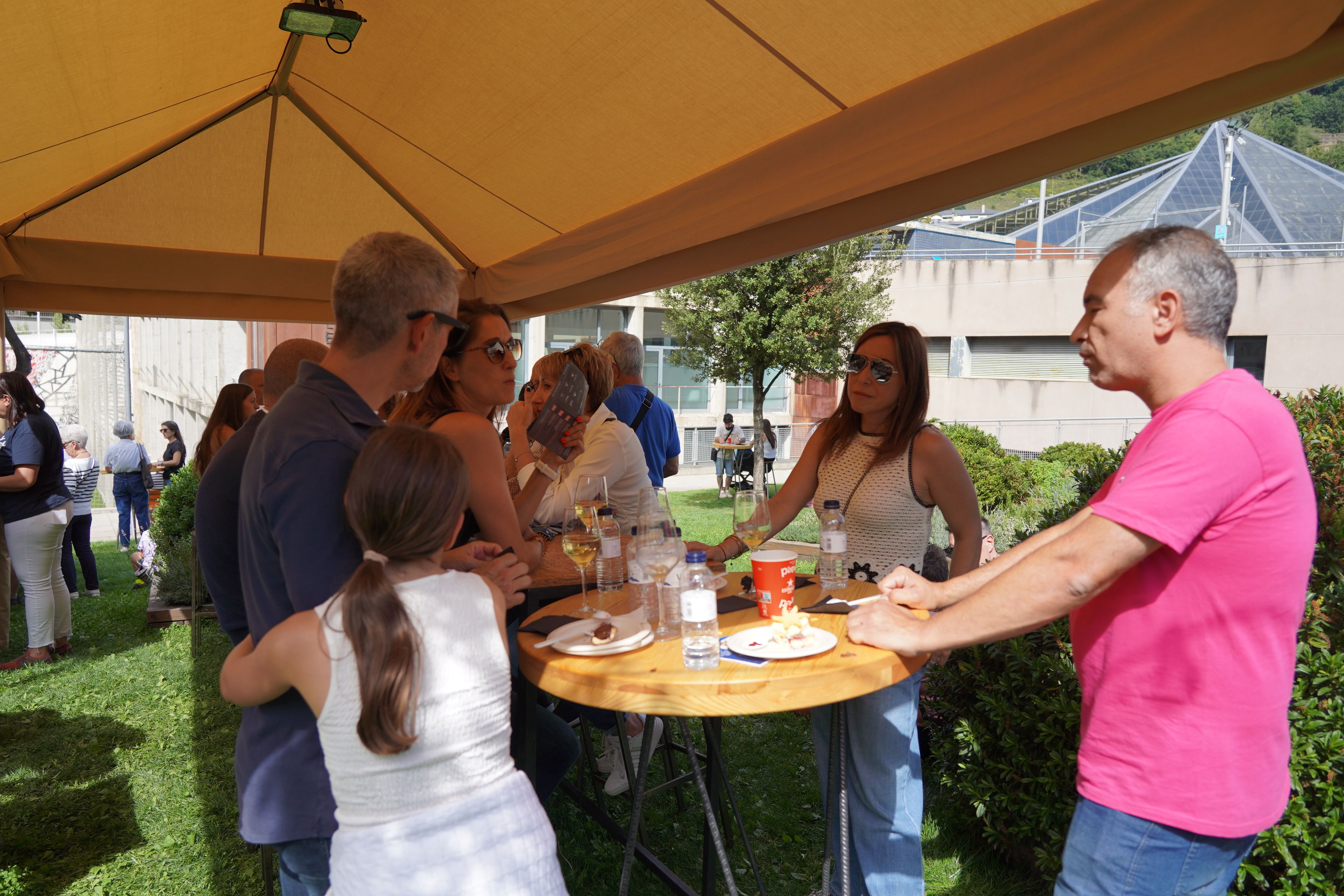 Els Carles i la seva família i amics gaudeixen del dinar. Els Carles i la seva família i amics gaudeixen del dinar.