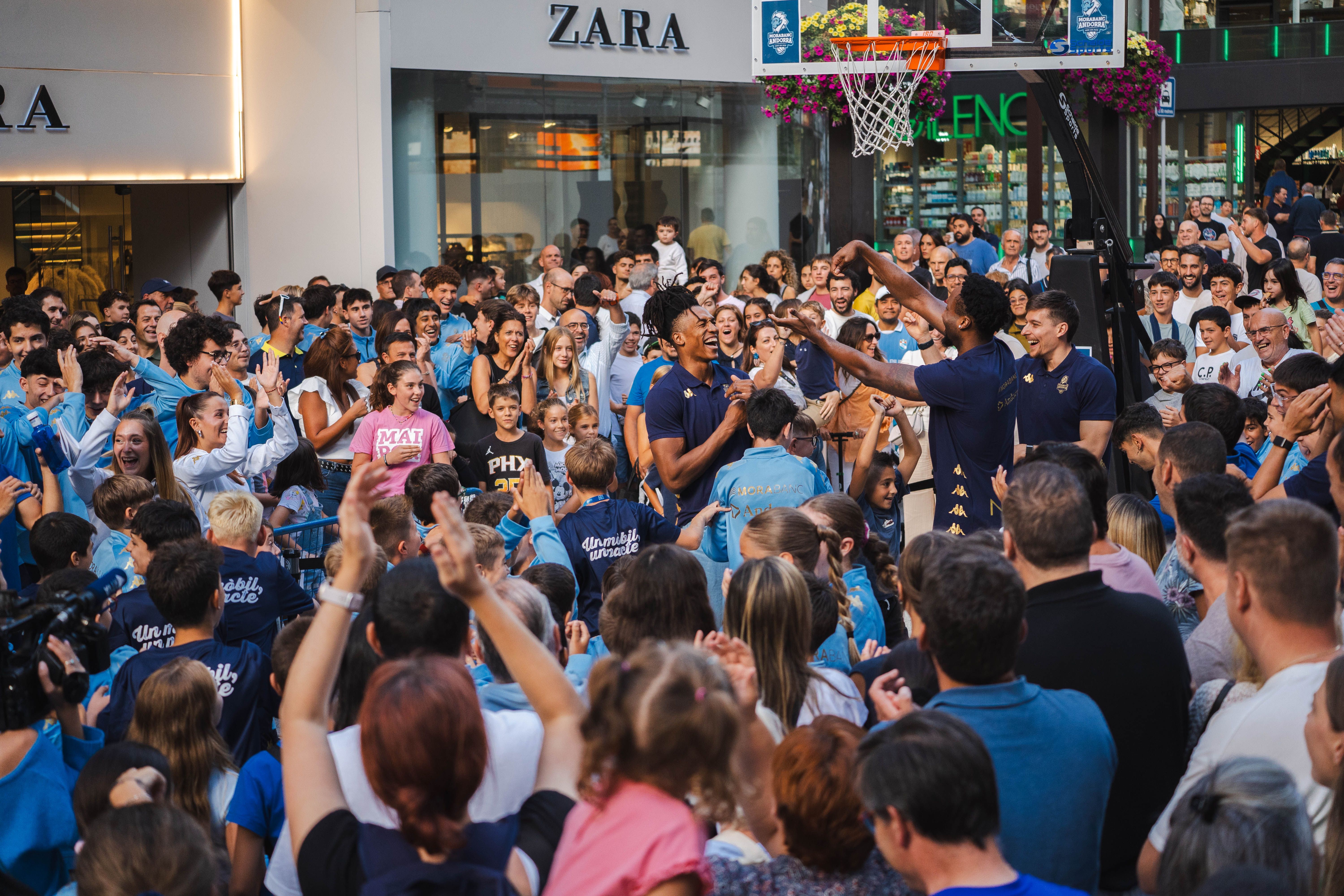 Els jugadors del MoraBanc han pogut interactuar amb l'afició en una pista de bàsquet improvitzada a l'avinguda Meritxell. Els jugadors del MoraBanc han pogut interactuar amb l'afició en una pista de bàsquet improvitzada a l'avinguda Meritxell.