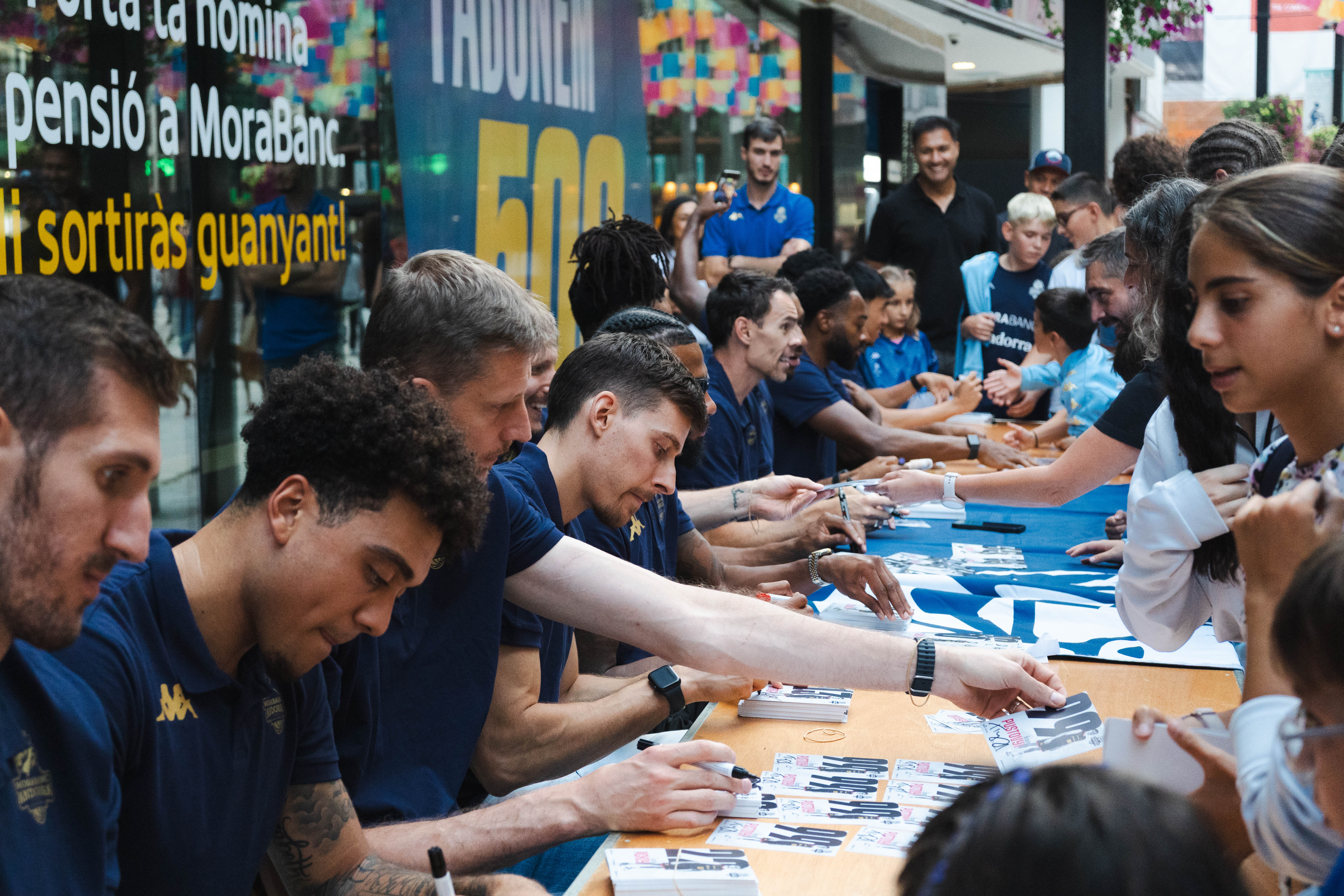 Un cop ha finalitzat l'acte del MoraBanc, els jugadors han pogut atendre les signatures dels més petits. Un cop ha finalitzat l'acte del MoraBanc, els jugadors han pogut atendre les signatures dels més petits.