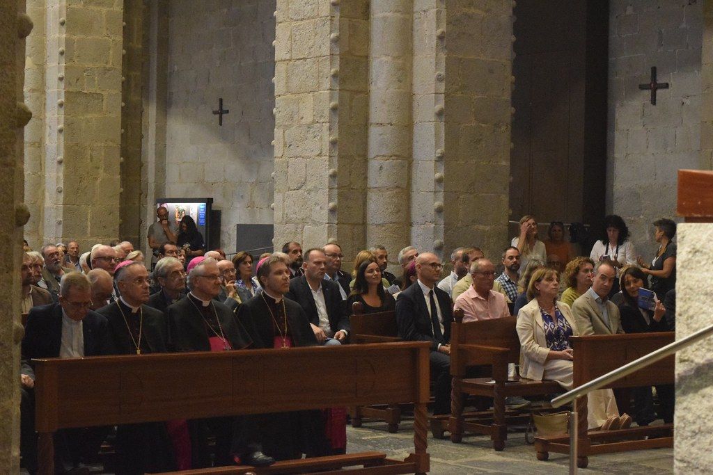 Una vista de les primeres fileres d'autoritats, amb Jordi Alcobé i Mònica Bonell a la dreta.