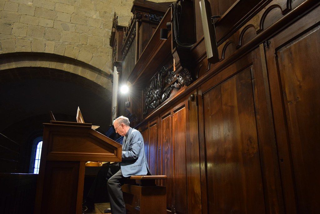 L'organista i mossèn Jordi Miquel durant la celebració.