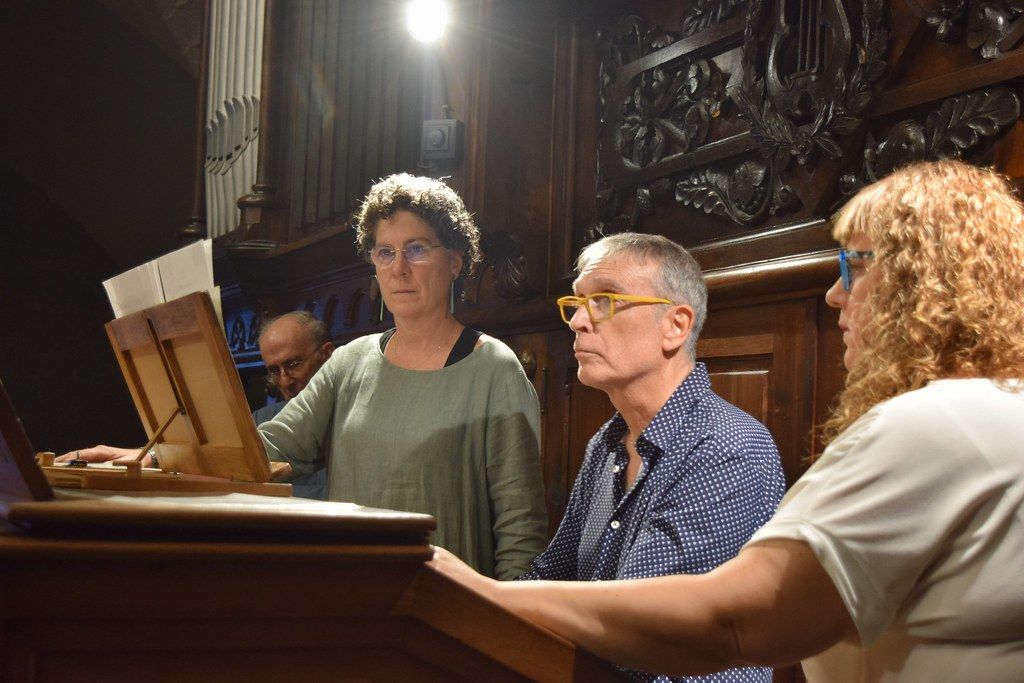 Miquel Gonzàlez i les seves ajudants en ple concert. 