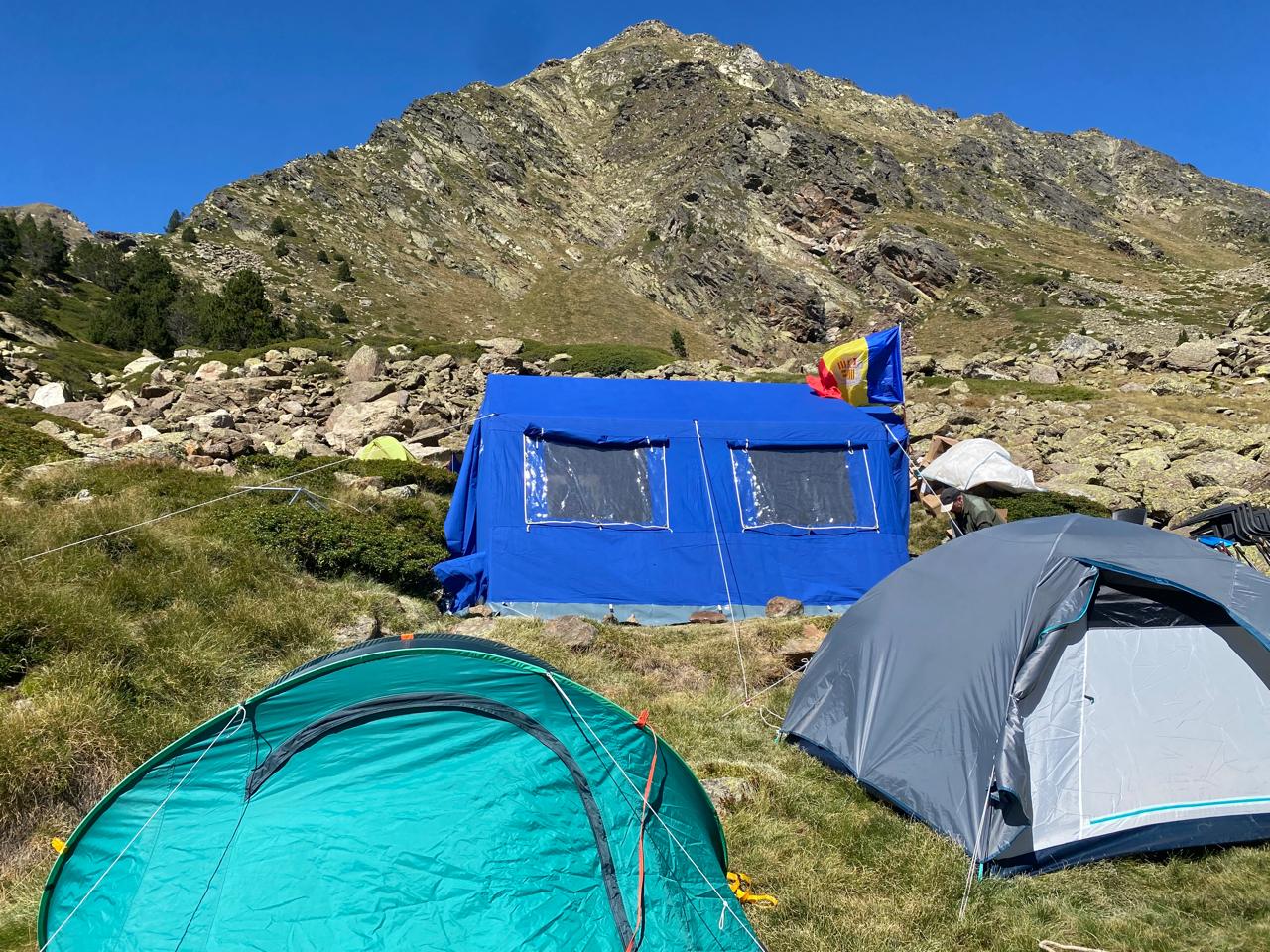 Diverses tendes de campanya a la muntanya per a la Setmana de l'Isard.