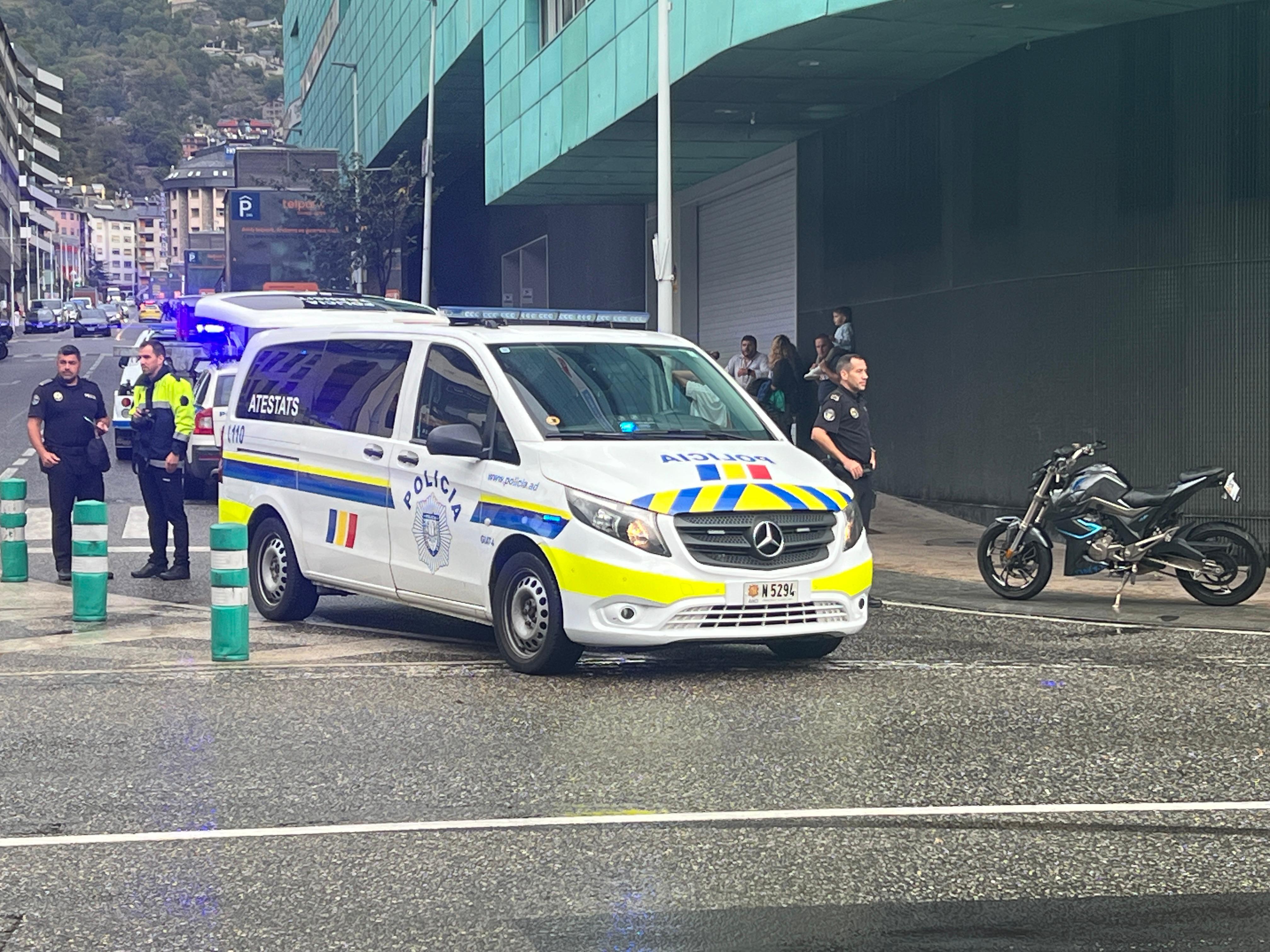Una de les motocicletes, al costat del vehicle policial. Una de les motocicletes, al costat del vehicle policial.