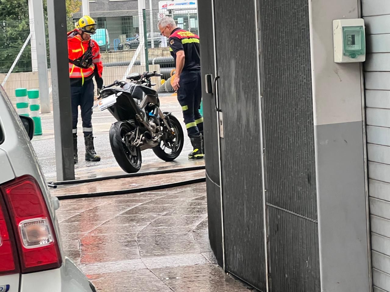 Els bombers, examinant també una de les motos accidentades. Els bombers, examinant també una de les motos accidentades.