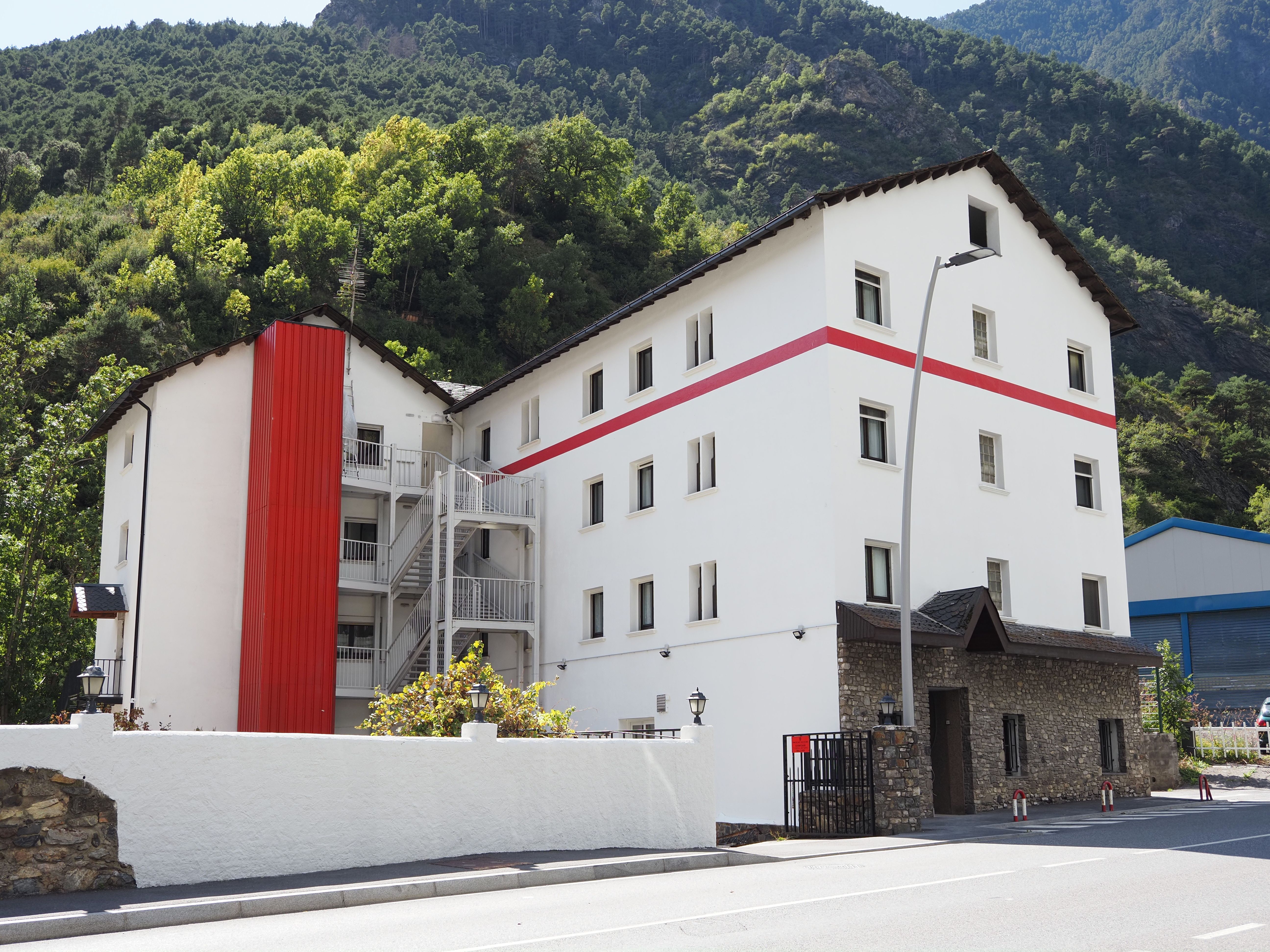 L'antic Hotel Peralba ja rehabilitat com a L'Arca d'Aixovall.