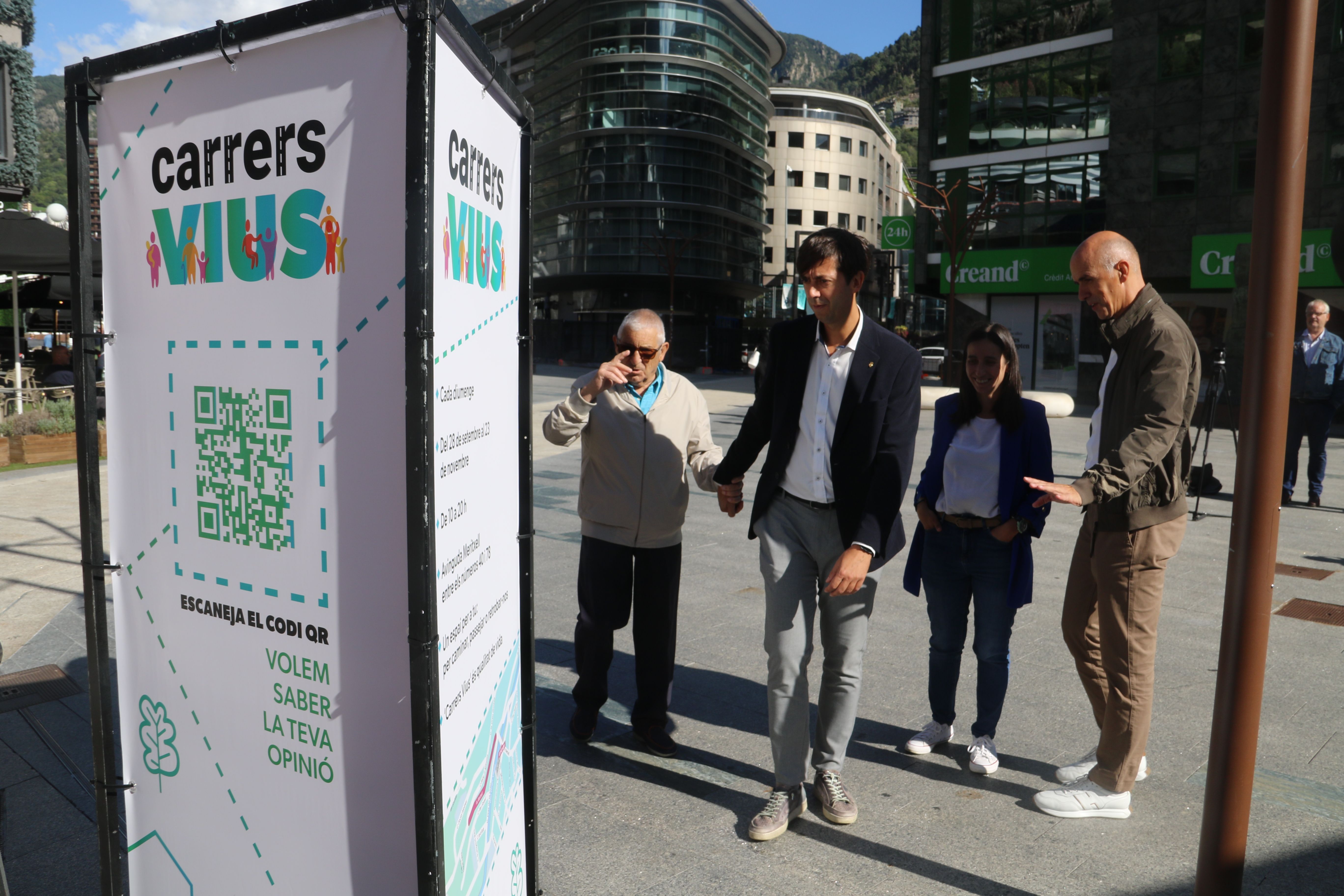 El cònsol Sergi Gonzàlez explicant la iniciativa a l'excònsol Benet Pantebre, que ha aparegut per casualitat. El cònsol Sergi Gonzàlez explicant la iniciativa a l'excònsol Benet Pantebre, que ha aparegut per casualitat.