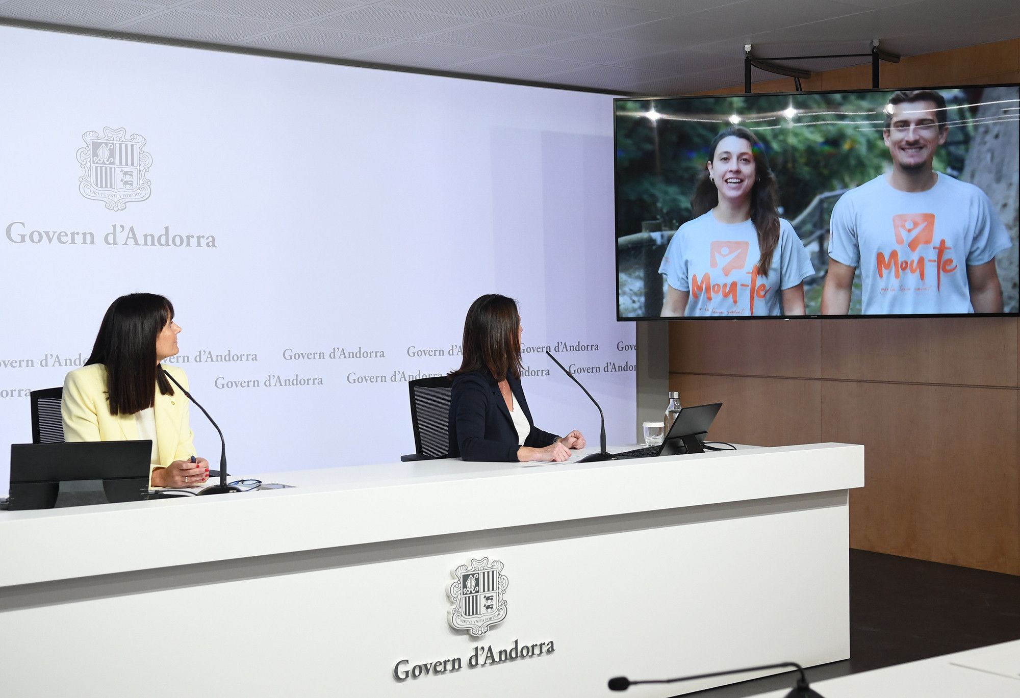 Bonell i Coma, veient el vídeo promocional d'enguany. Bonell i Coma, veient el vídeo promocional d'enguany.