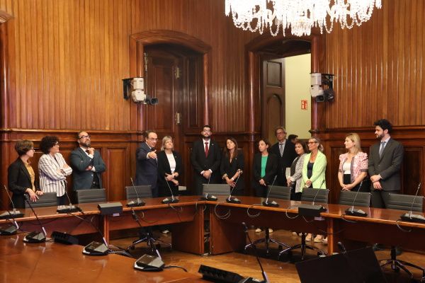 una visita als espais més representatius del Palau del Parlament.