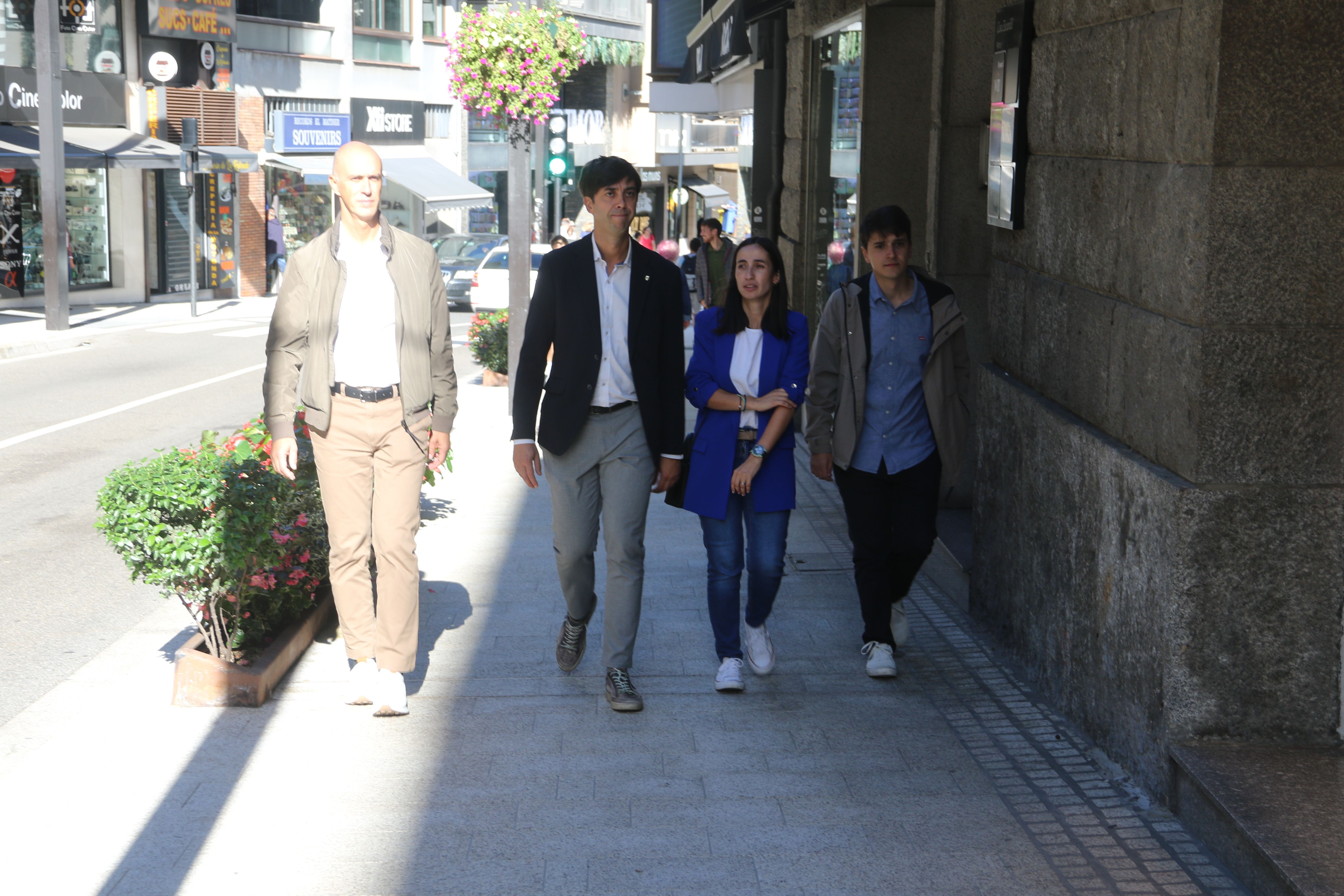 Els consellers Xavier Surana i Marc Torrent flanquejant els cònsols Sergi Gonzàlez i Olalla Losada. Els consellers Xavier Surana i Marc Torrent flanquejant els cònsols Sergi Gonzàlez i Olalla Losada.