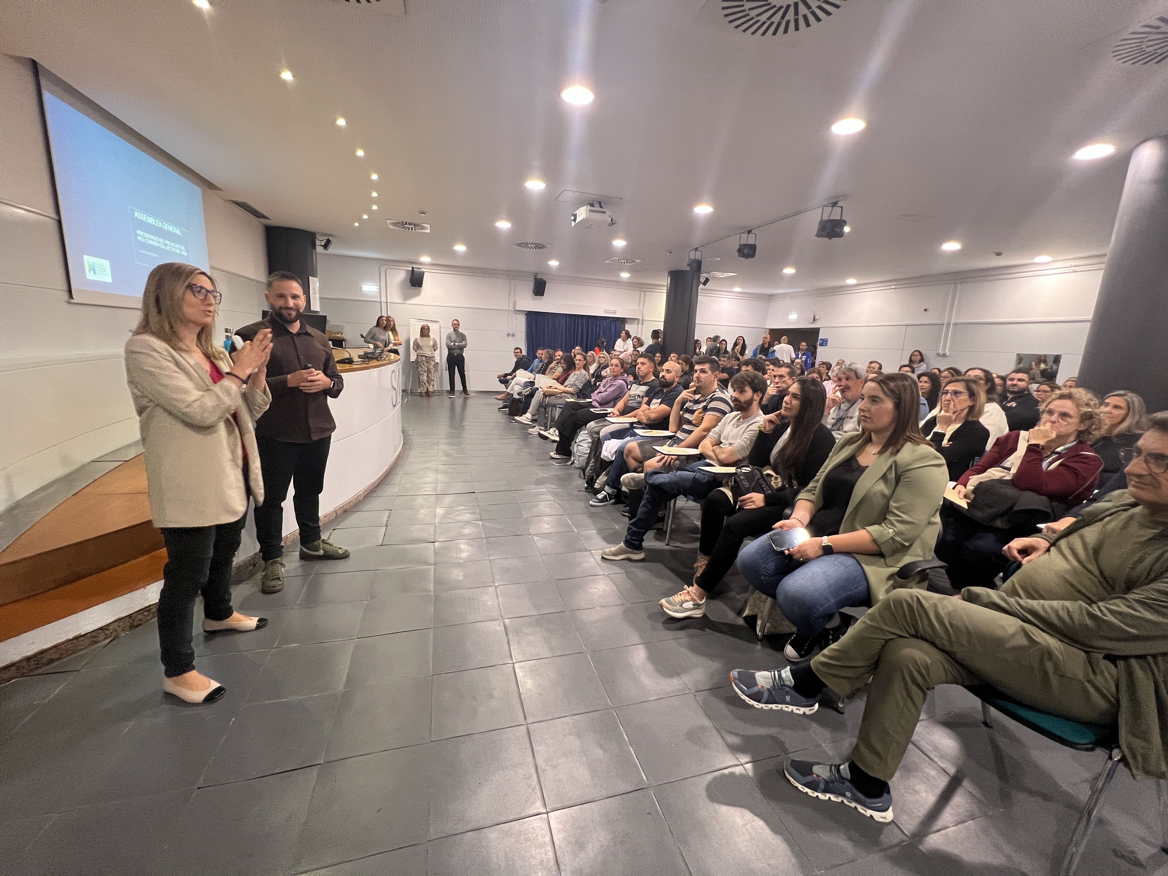 Eva Font i Aderito Charrúa es dirigeixen als assistents.