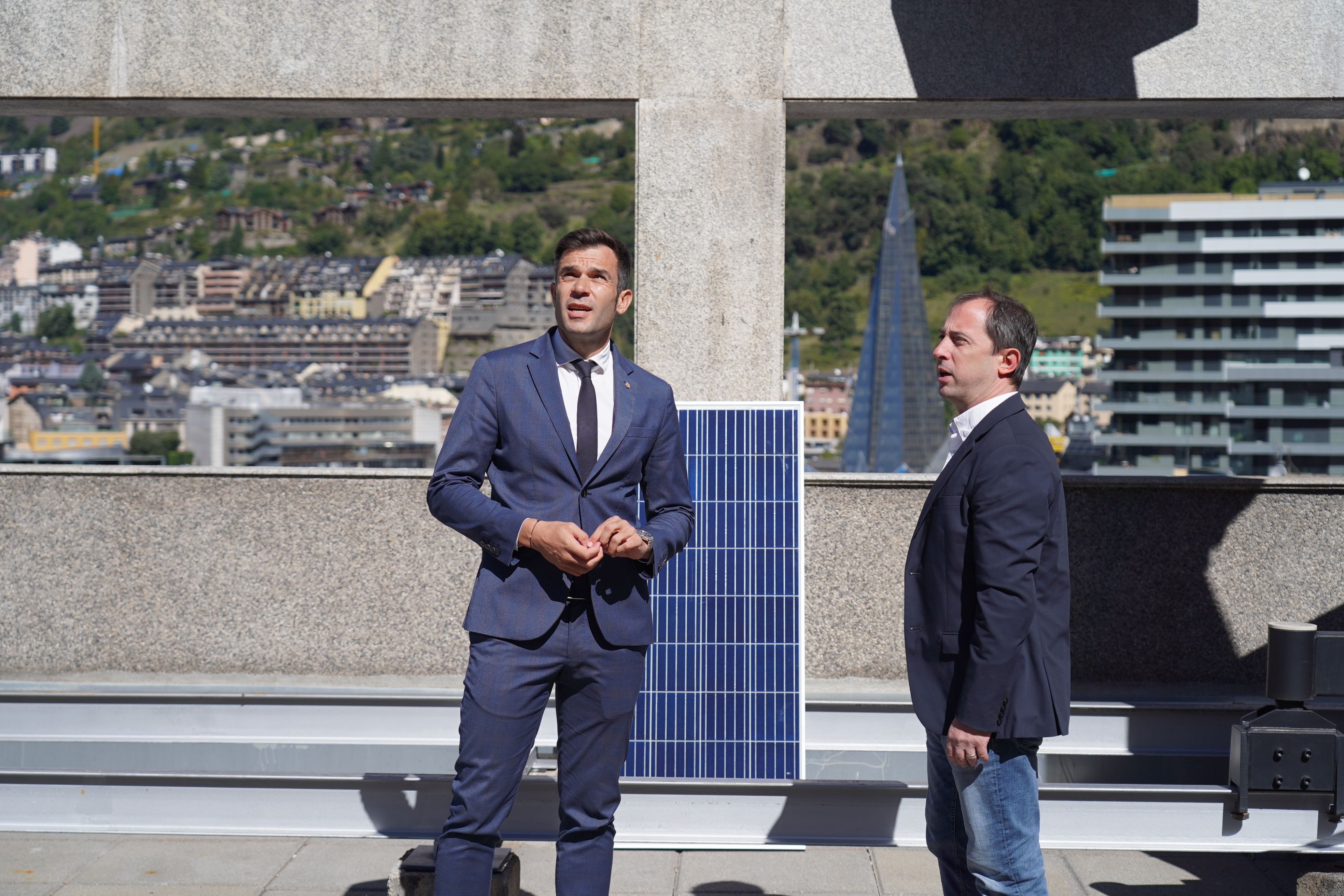 El secretari d’Estat de Transició Energètica, Transports i Mobilitat, David Forné, amb les noves plaques solars que s'implementaran.