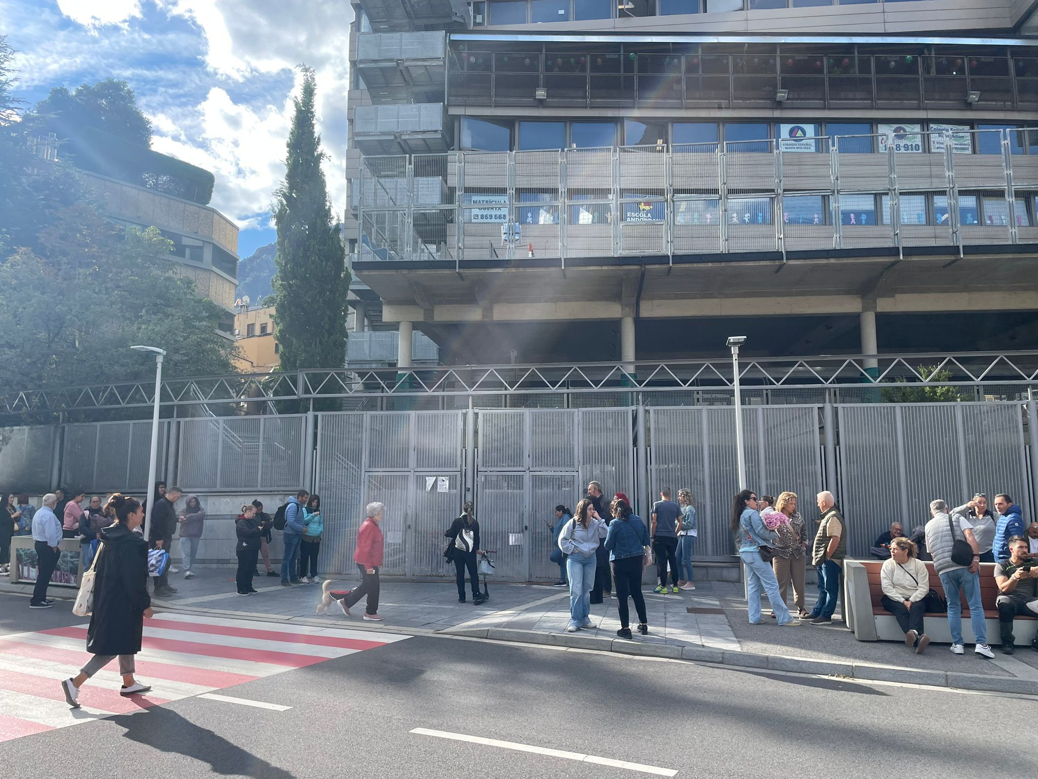 Pares esperant els fills a la sortida de l’Escola Andorrana d’Escaldes.