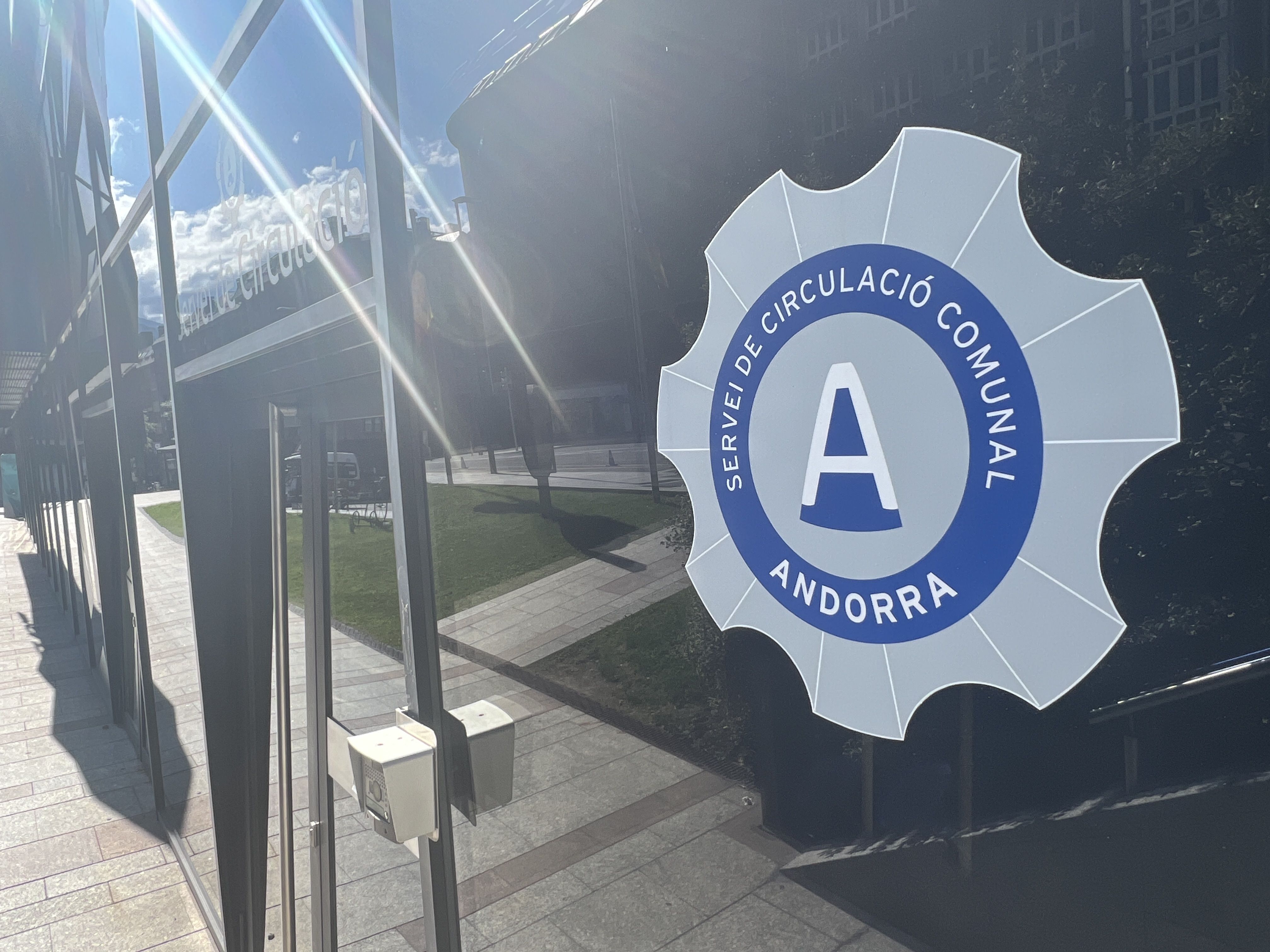 L'escut del servei de circulació a la vidriera del despatx d'Andorra la Vella.