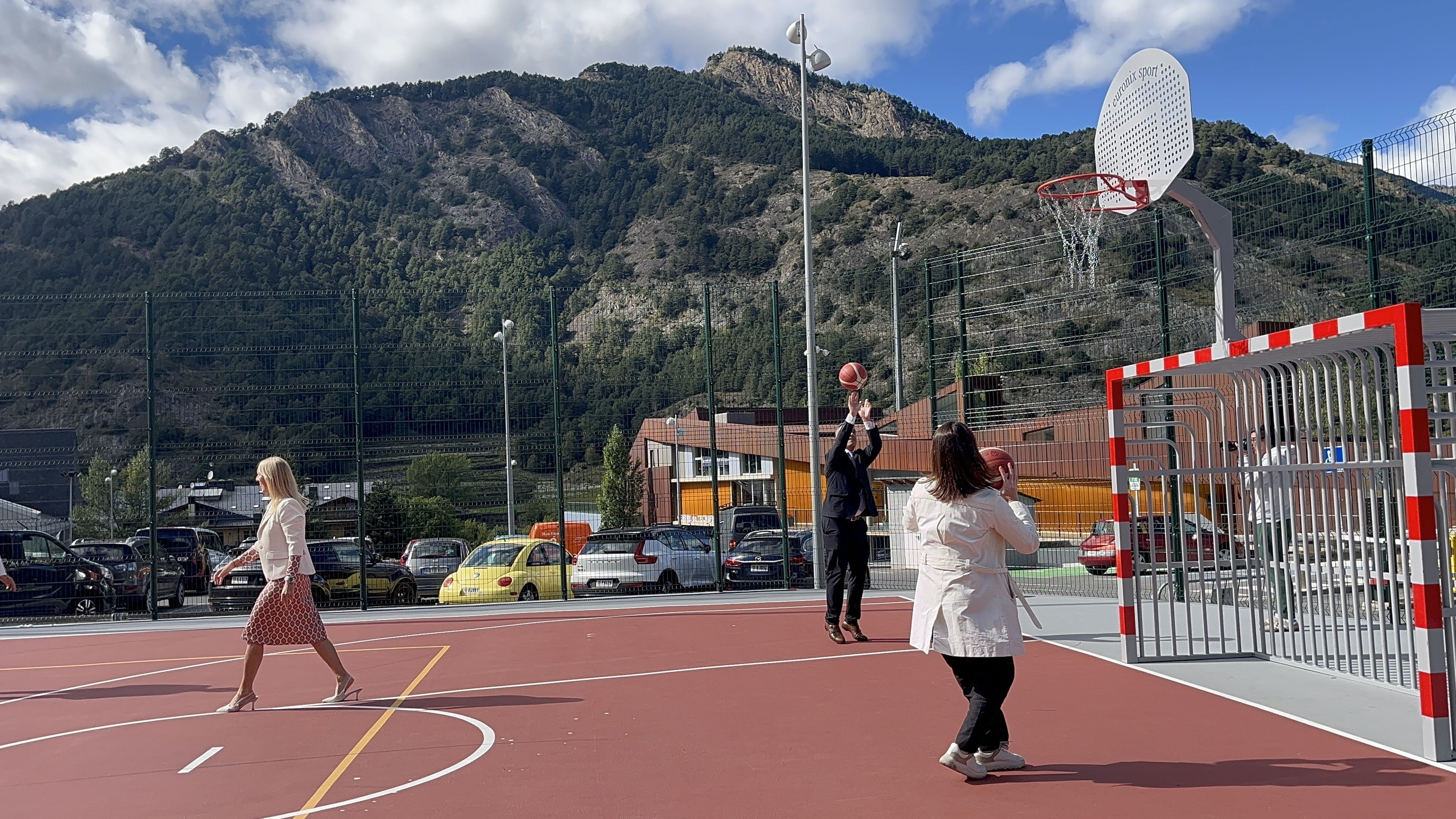El secretari d'Estat d'Esports, Alain Cabanes, la subsíndica general, Sandra Codina, i la cònsol major, Maria del Mar Coma, estrenant la pista. 