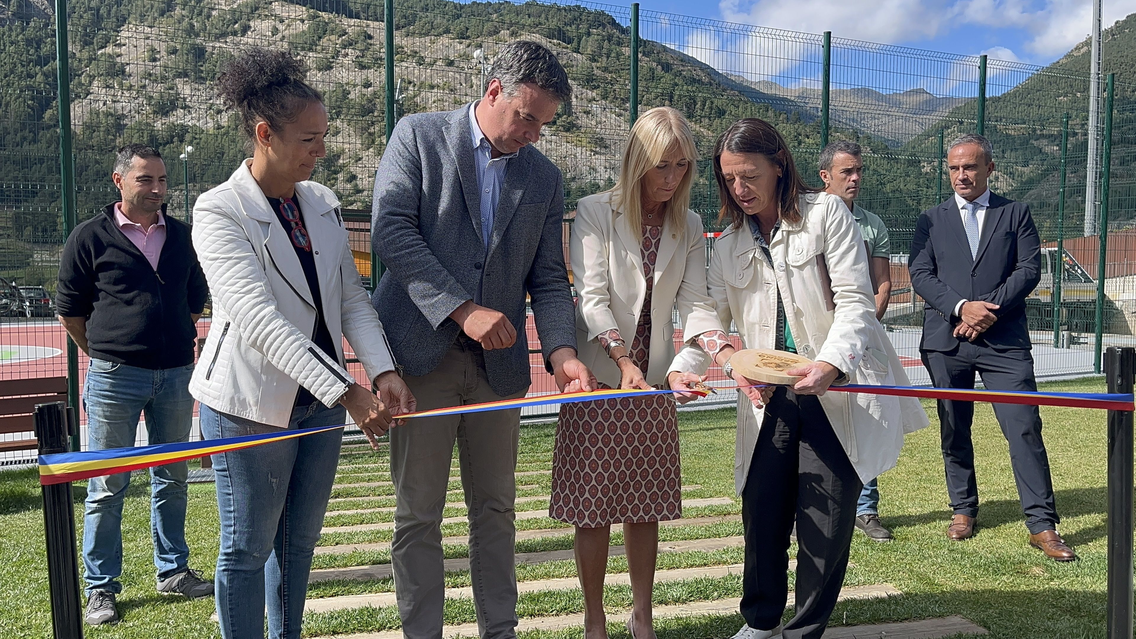 Les autoritats fent el tall de la cinta.