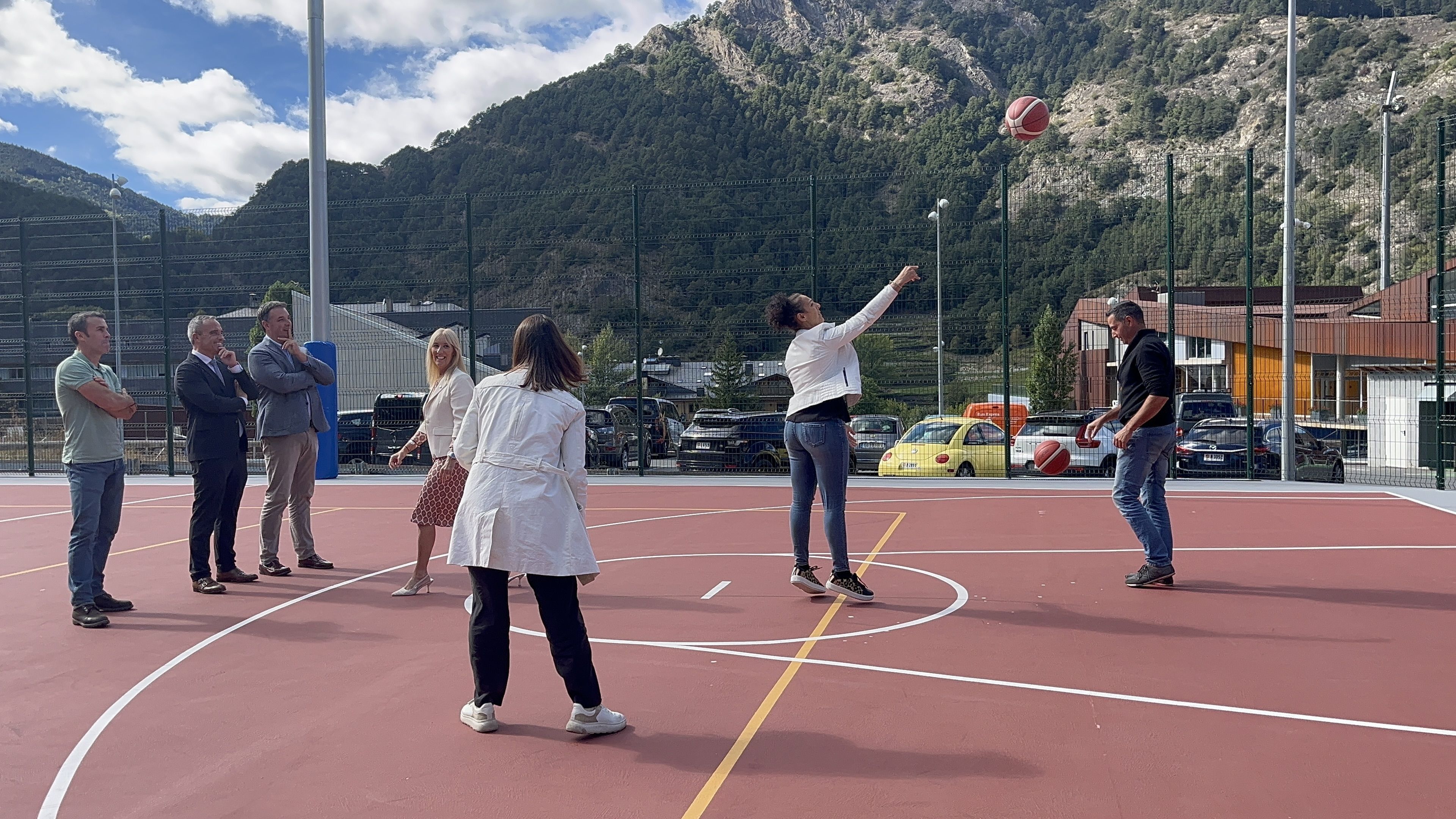 Les autoritats jugant a bàsquet.