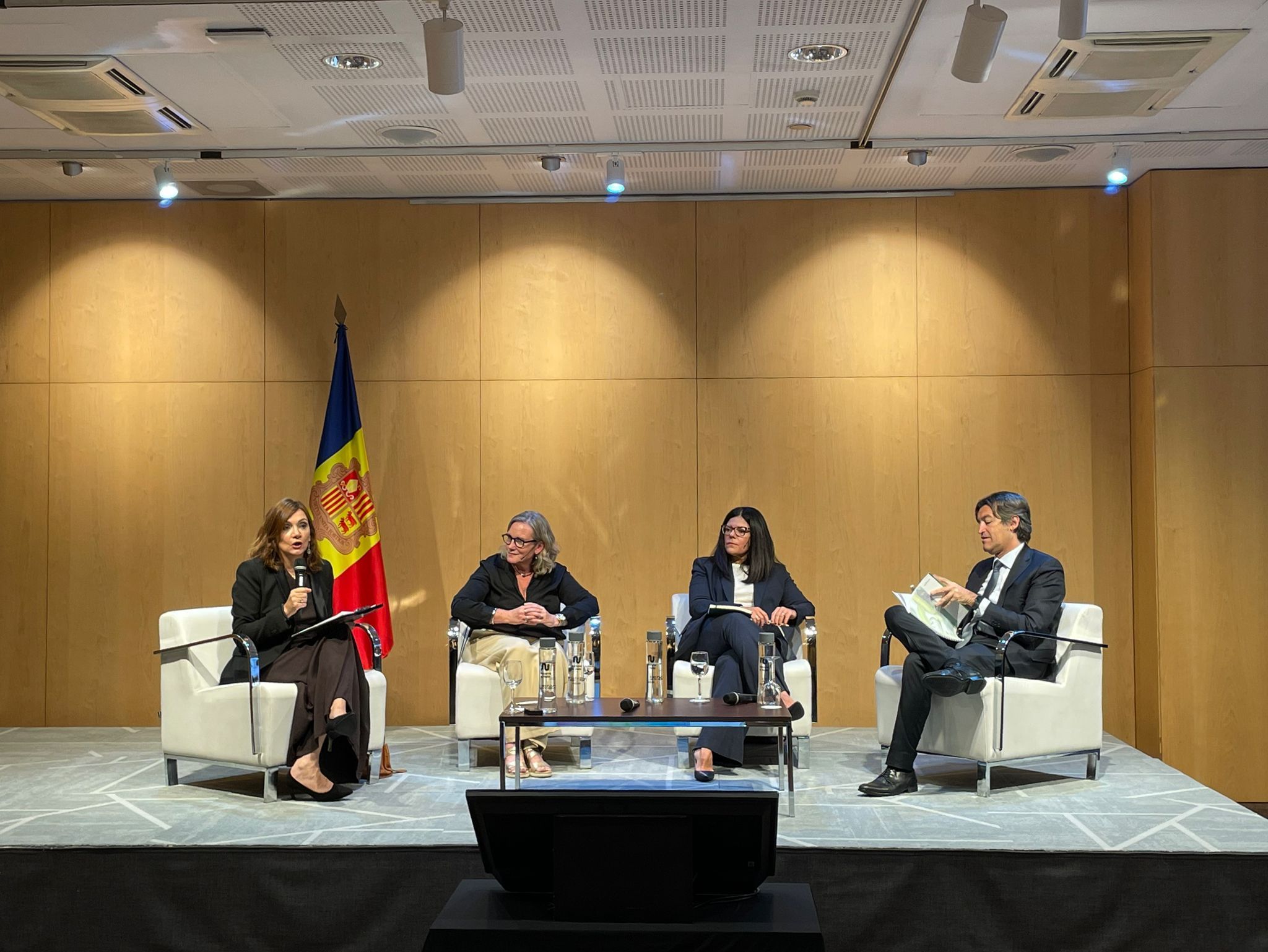 Gemma Rial (conductora de l’acte), Mercedes Ayuso, Maria Cosan i Francesco Briganti.