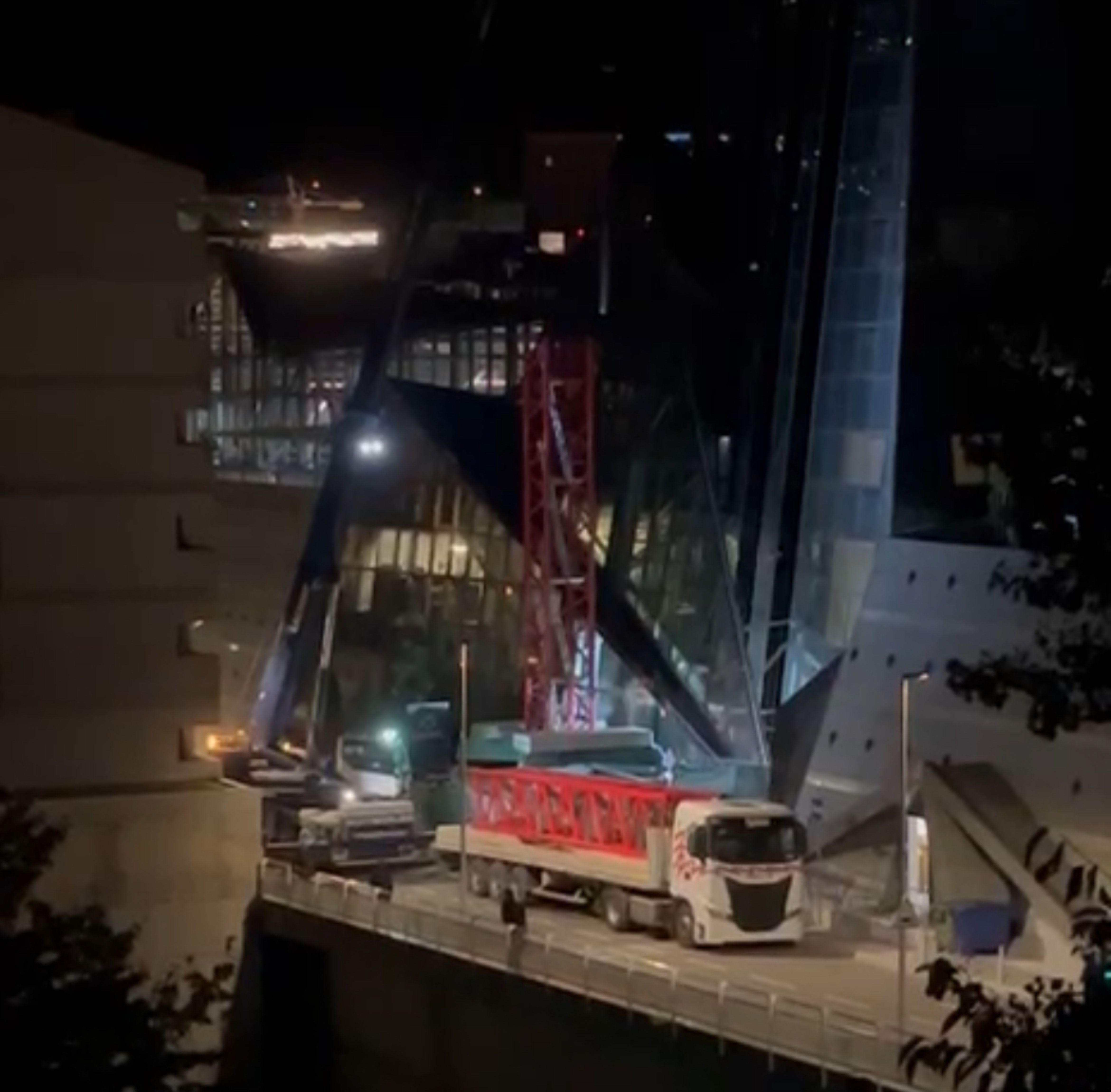 El camió amb l'estructura de la grua carregada. El camió amb l'estructura de la grua carregada.