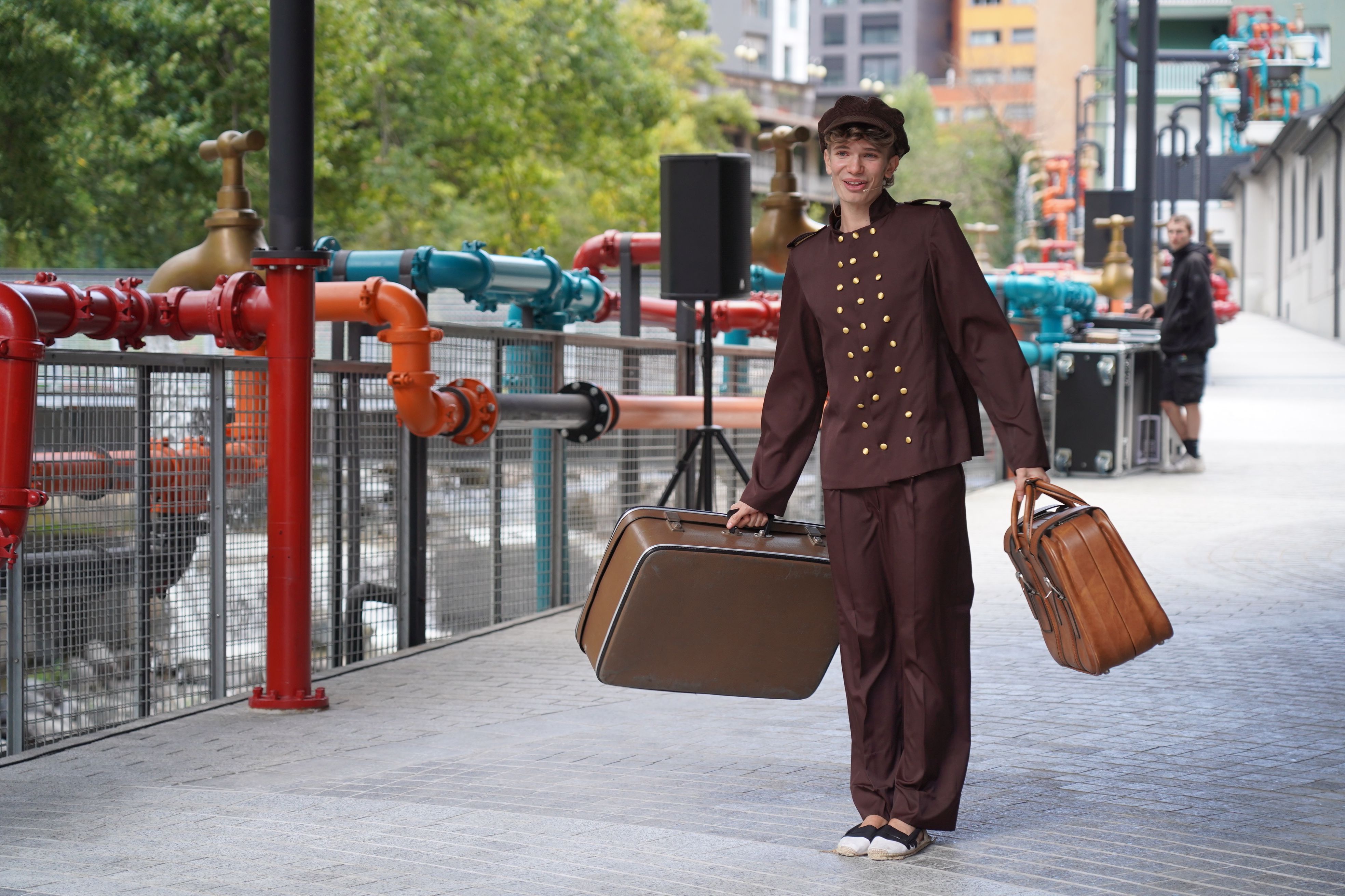 El grum d'un hotel, un dels personatges que han trobat. El grum d'un hotel, un dels personatges que han trobat.