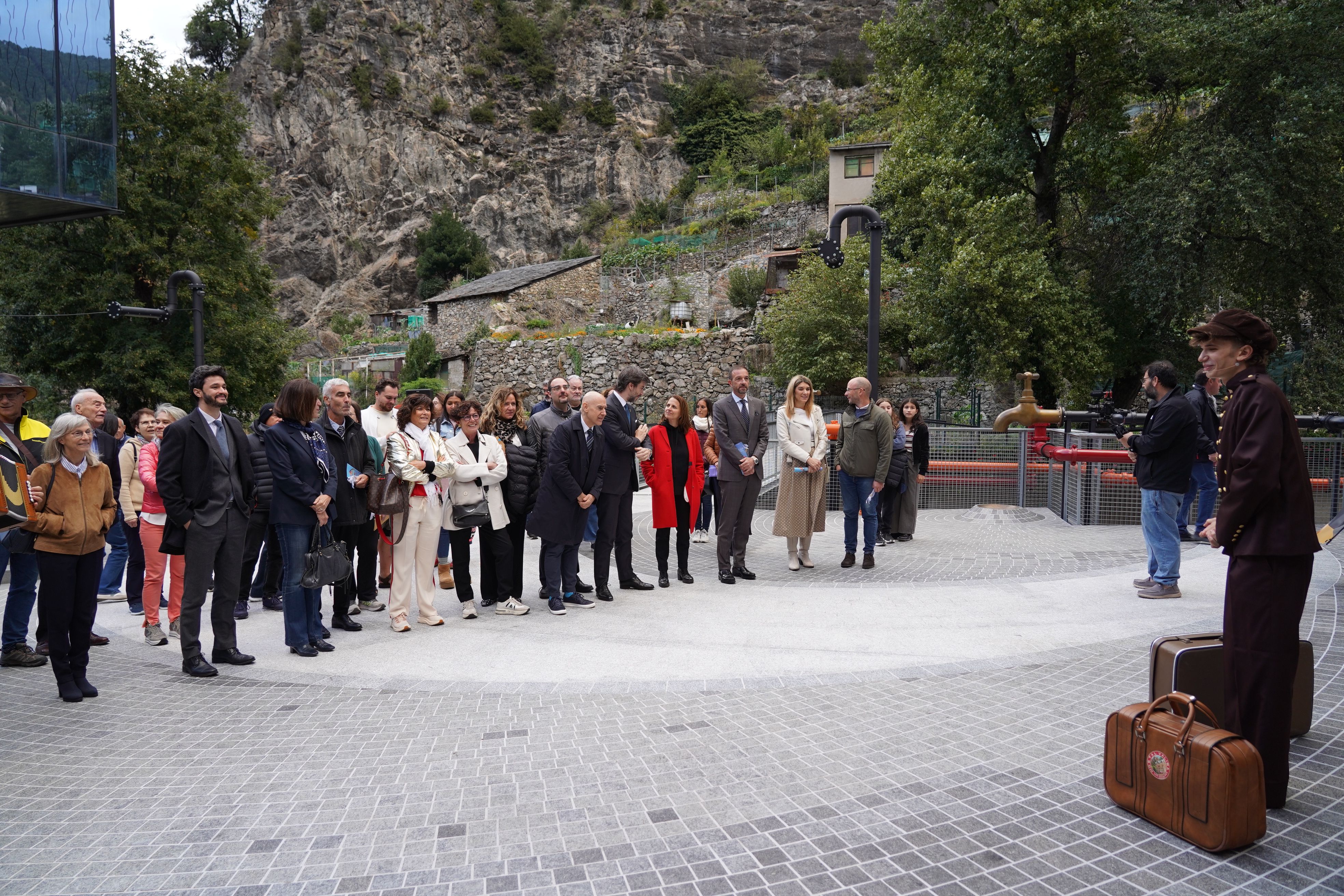 El grum explicant històries als visitants. El grum explicant històries als visitants.