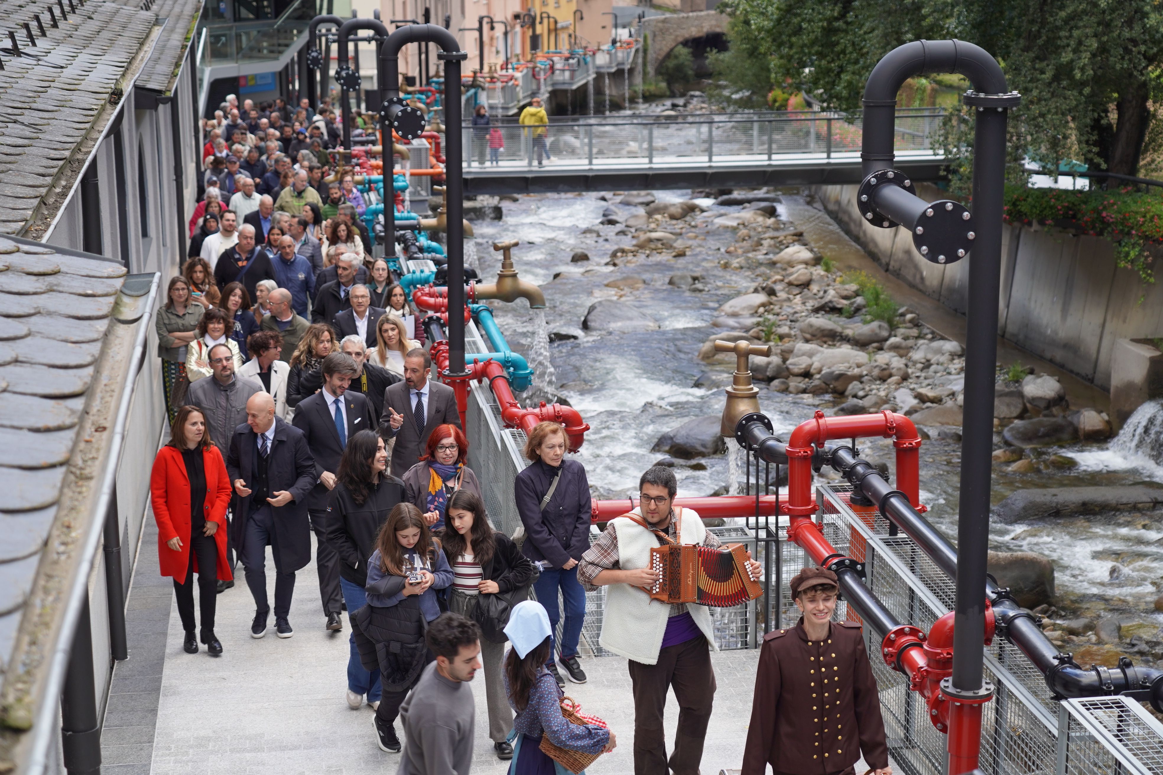 La corrua de gent al llarg del passeig amb les aixetes del projecte Caldes. La corrua de gent al llarg del passeig amb les aixetes del projecte Caldes.